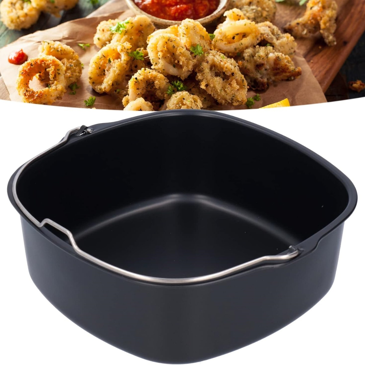 Schwarzer Fritteusenkorb mit Griff und frittiertem Essen im Hintergrund auf Holz.