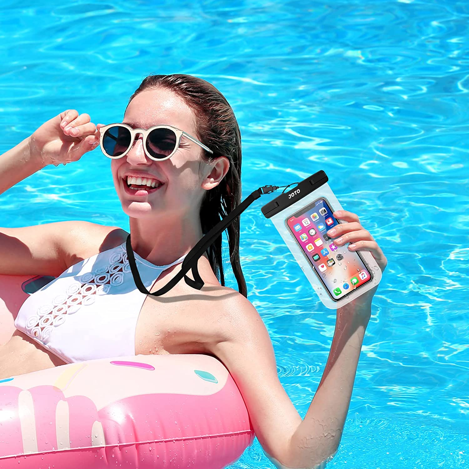 Eine Frau und ein Mädchen in einem Pool. Das Mädchen trägt eine orangefarbene Schwimmweste und Sonnenbrille.