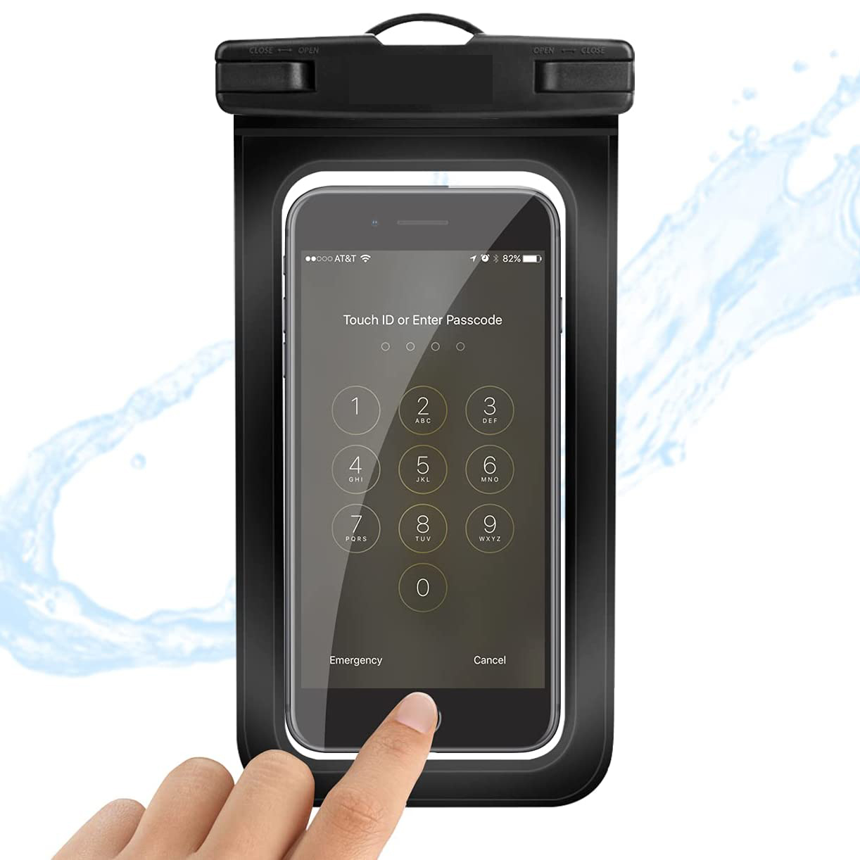 Schwarze wasserdichte Handytasche mit Handy. Hand berührt das Telefon.