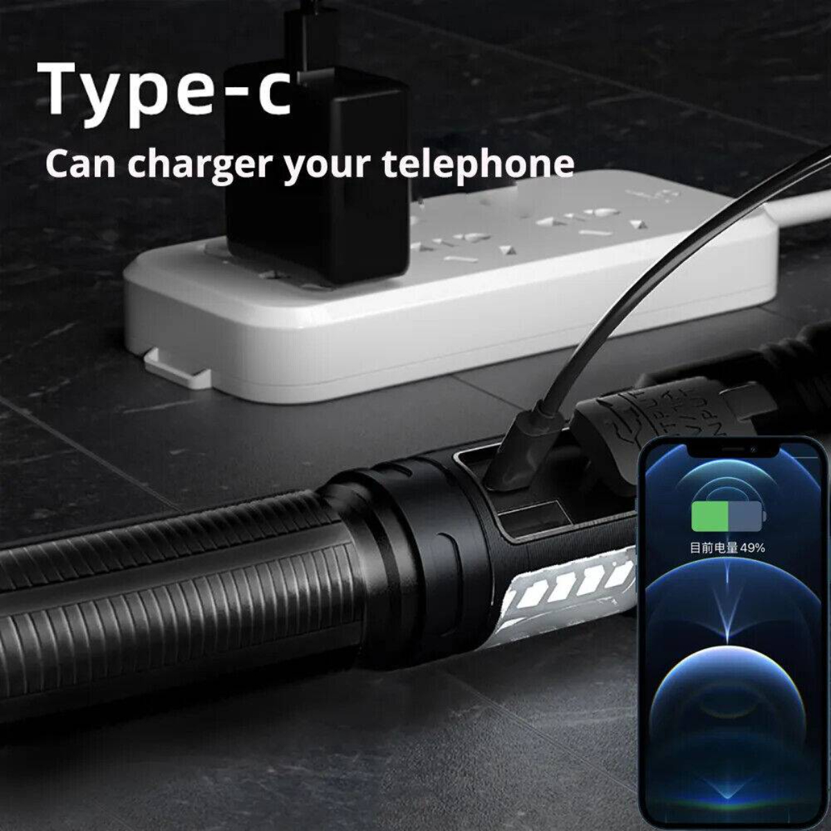 Eine schwarze Taschenlampe mit Ladeanschluss, die ein Telefon auflädt. Eine Steckdose ist auch zu sehen.