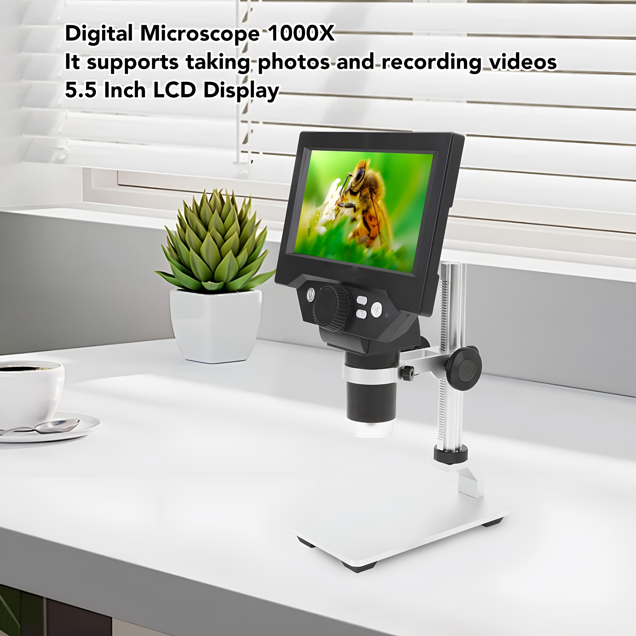 Ein digitales Mikroskop, das ein Bienenbild auf einem Bildschirm zeigt, mit Pflanze und Tasse in der Nähe.