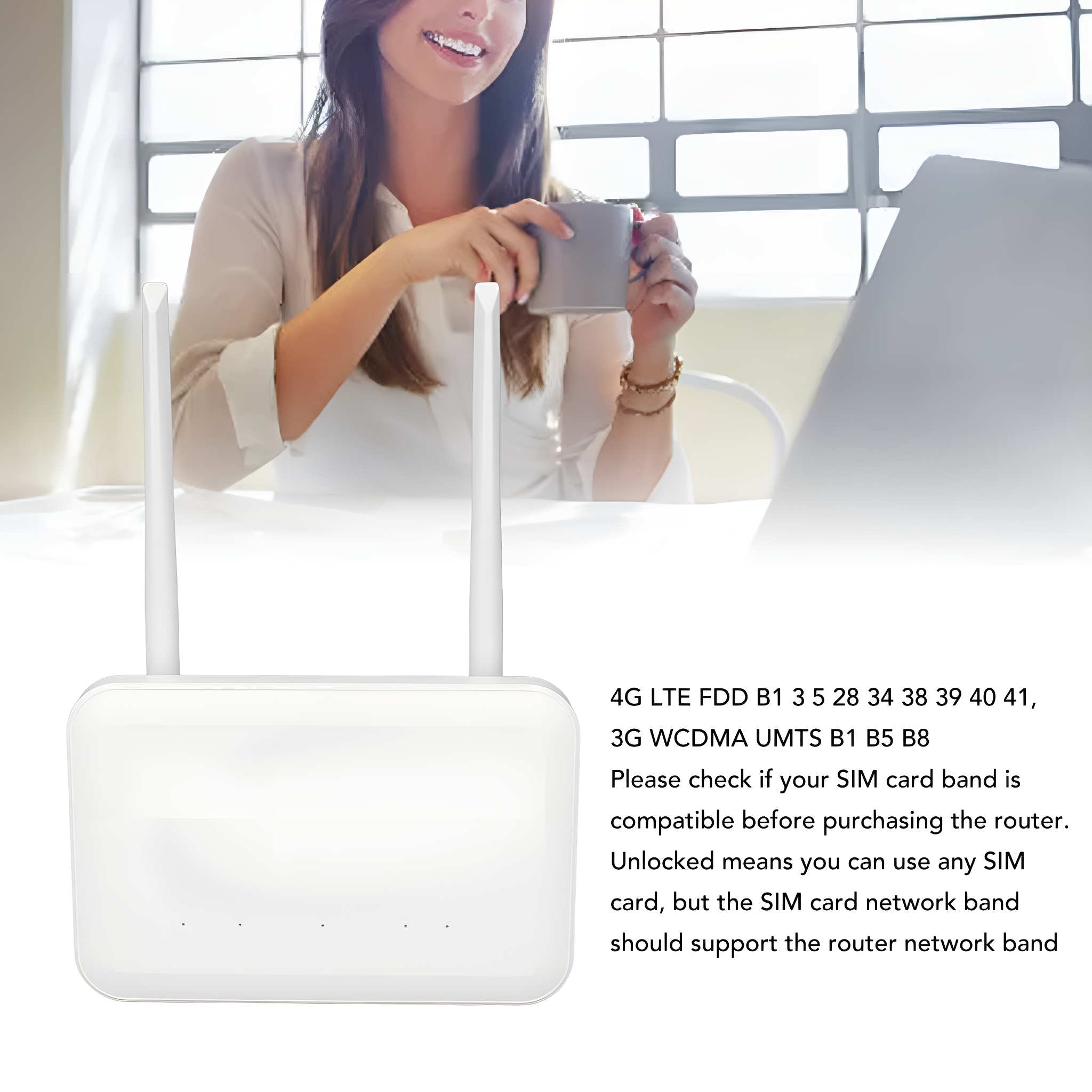 Ein weißer Router mit zwei Antennen. Im Hintergrund hält eine Frau eine Tasse und schaut auf einen Laptop.