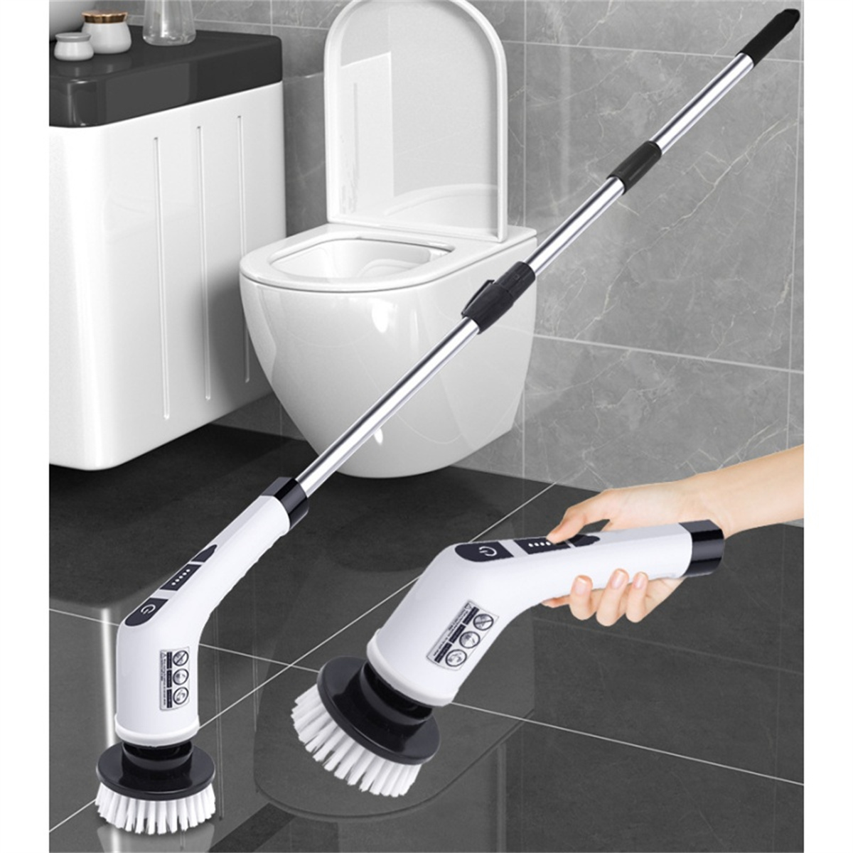 Weiße elektrische Reinigungsbürste mit langem Griff und schwarzem Kopf in einem Badezimmer neben einer Toilette.