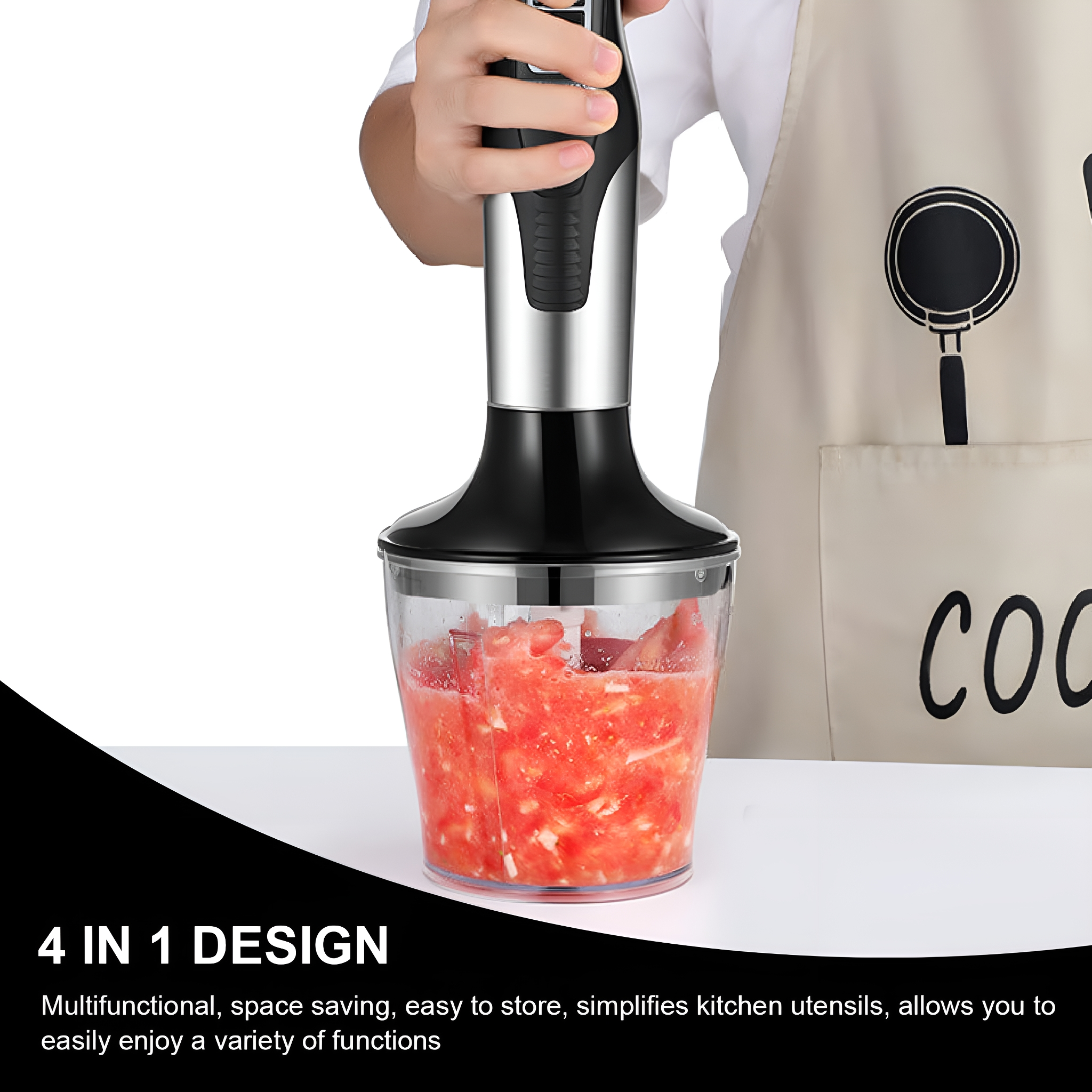 Stabmixer mit gehackten Tomaten in einem transparenten Behälter. Frau hält ihn.