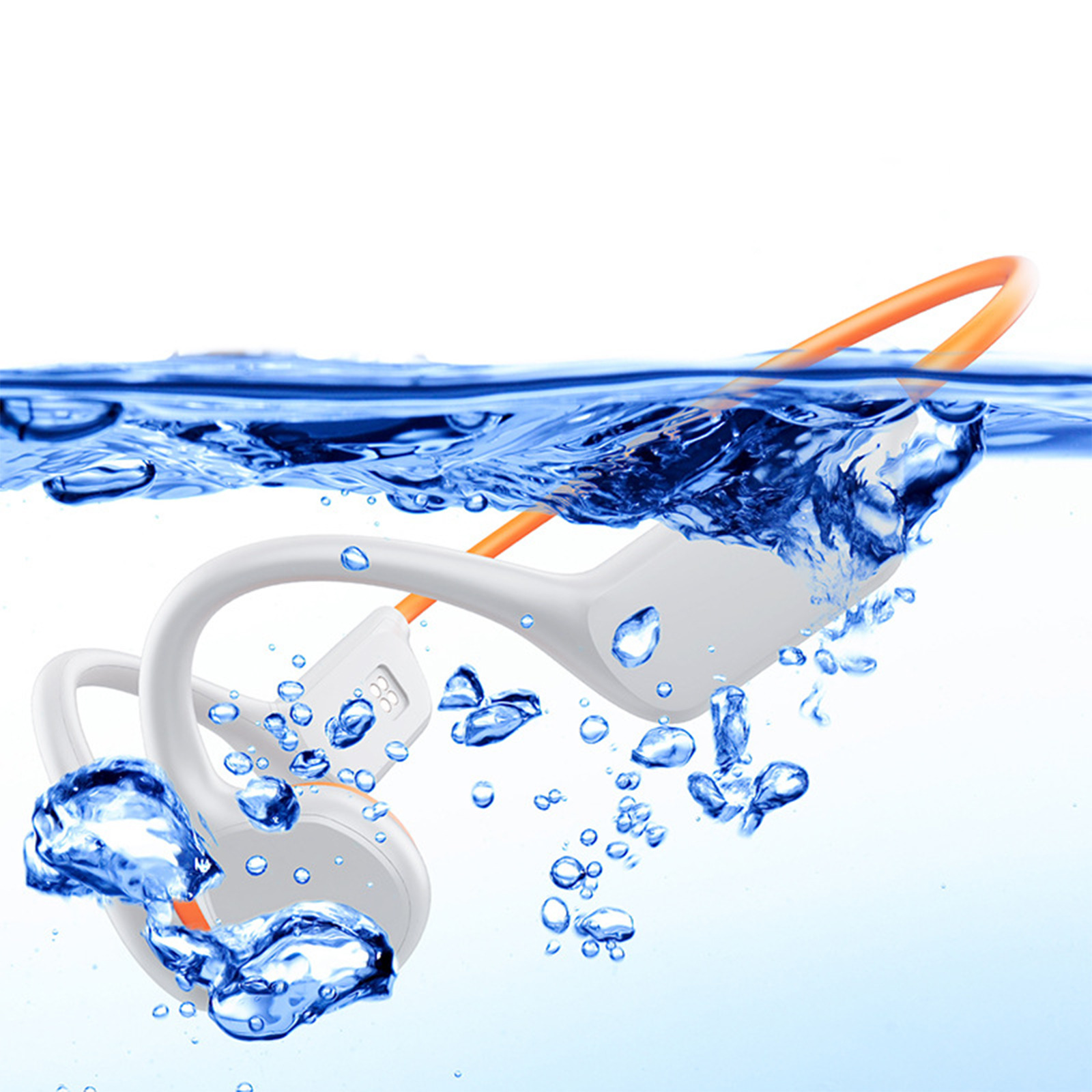 Weiße und orangefarbene Ohrhörer, die in Wasser mit Blasen untergetaucht sind.