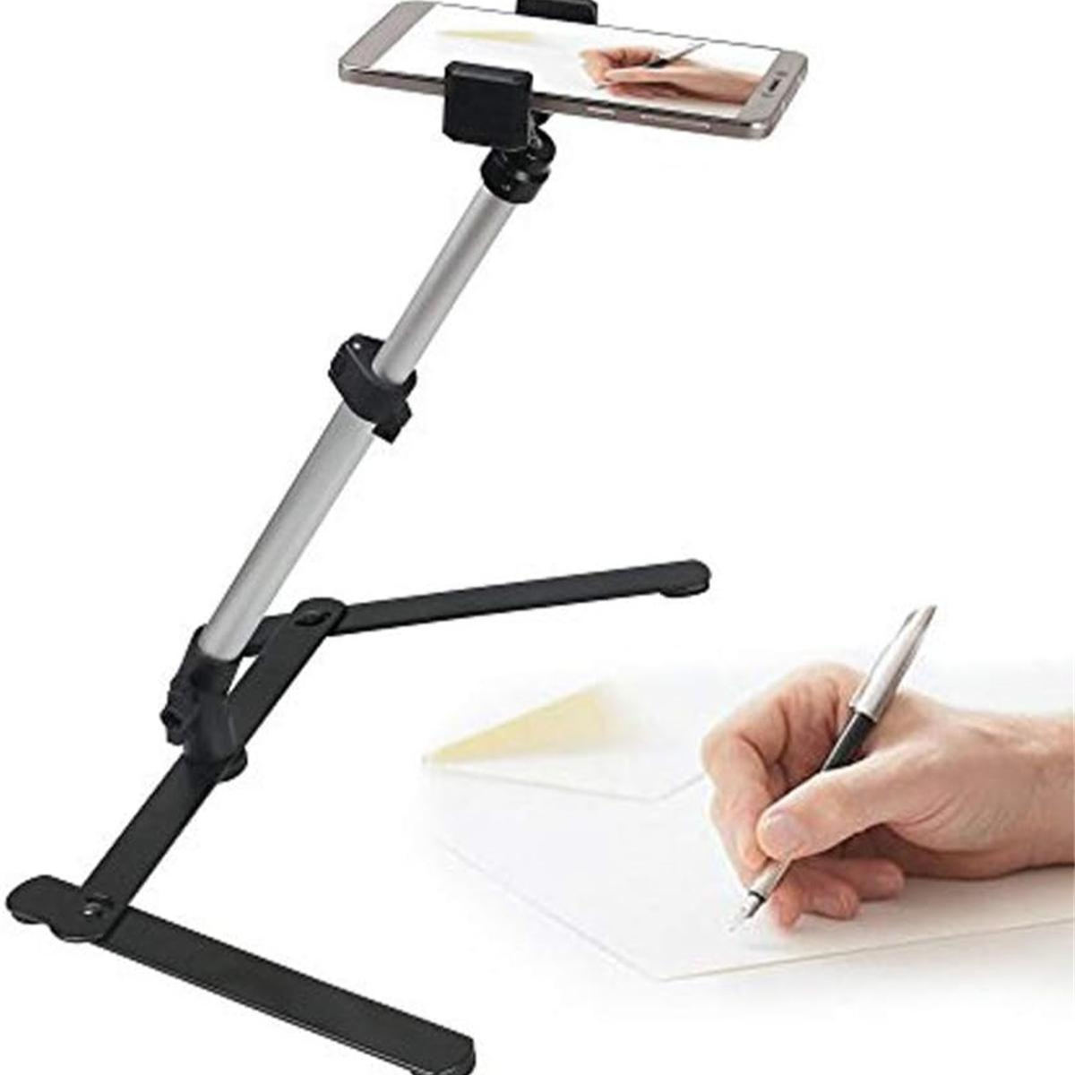 Ein Telefonständer mit einem Telefon, neben einer Hand, die auf Papier mit einem Stift schreibt.