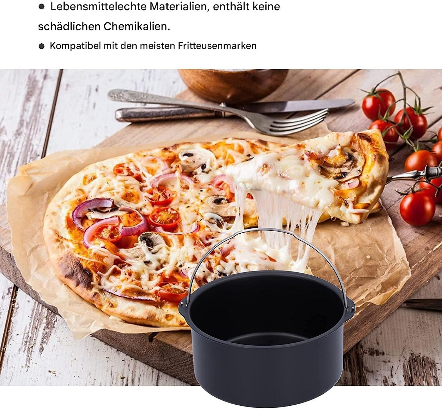 Eine Pizza auf einem Holzbrett, mit einem schwarzen Behälter. Die Pizza hat geschmolzenen Käse und Beläge. Es ist ein Essen.