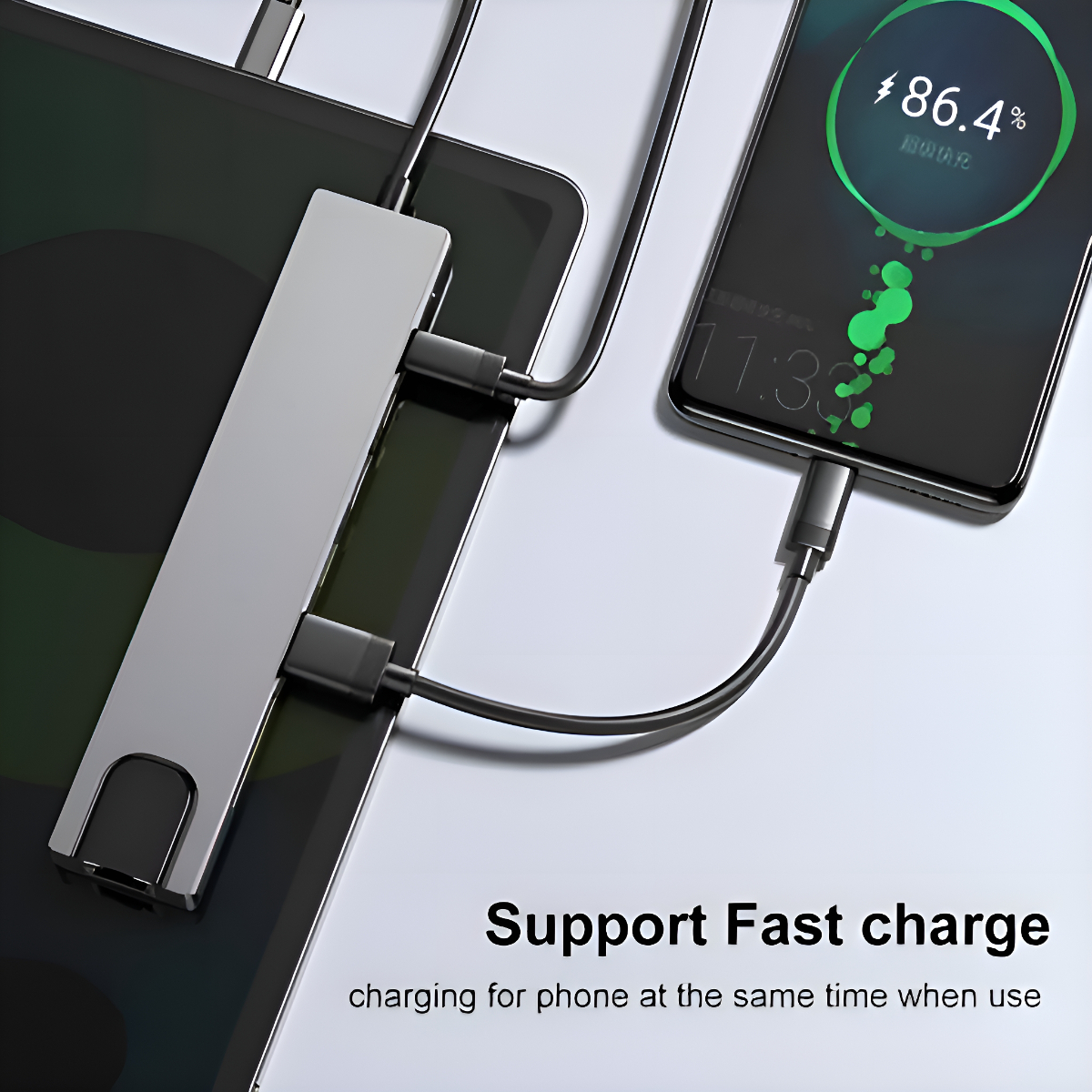Ein Lade-Hub, der mit Geräten verbunden ist, mit einem Telefon, das 86,4 % Ladung anzeigt.