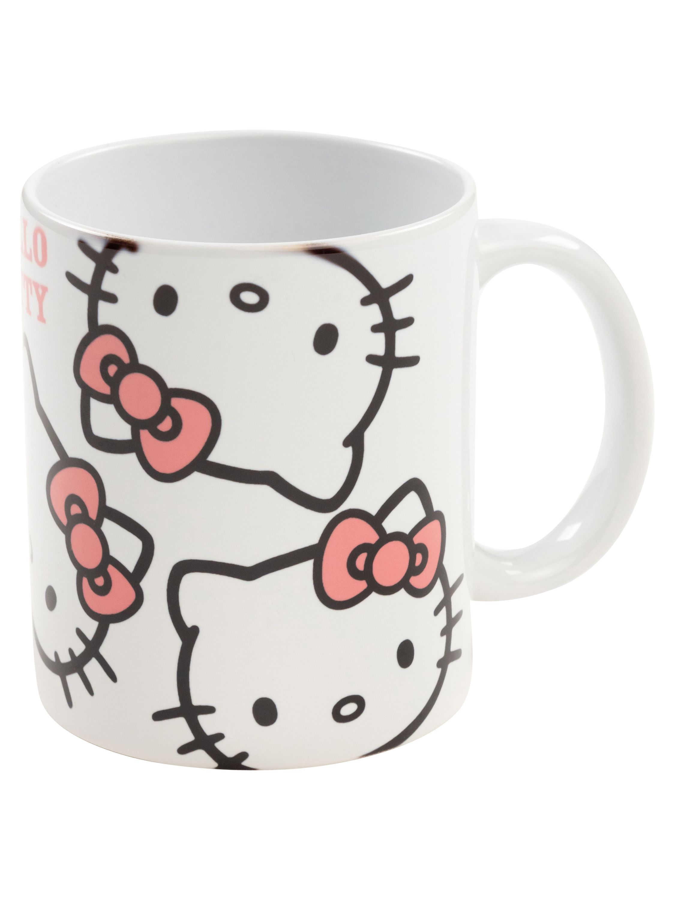 Eine weiße Tasse mit Hello Kitty-Gesichtern und rosa Schleifen, mit weißem Henkel, auf weißem Hintergrund.
