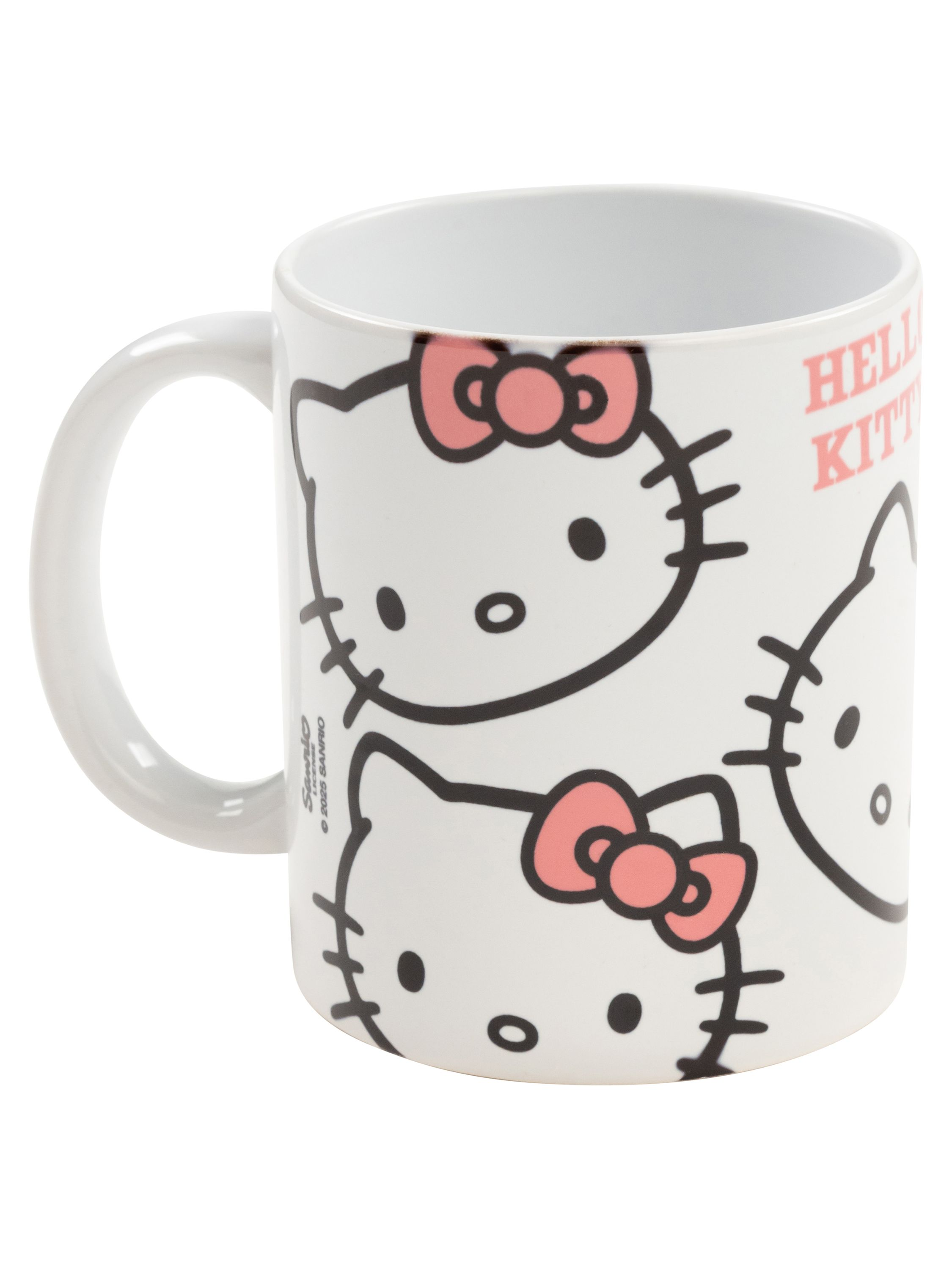 Ein weißer Hello Kitty-Becher mit mehreren Hello Kitty-Gesichtern und rosa Schleifen. Der Becher hat einen weißen Griff.