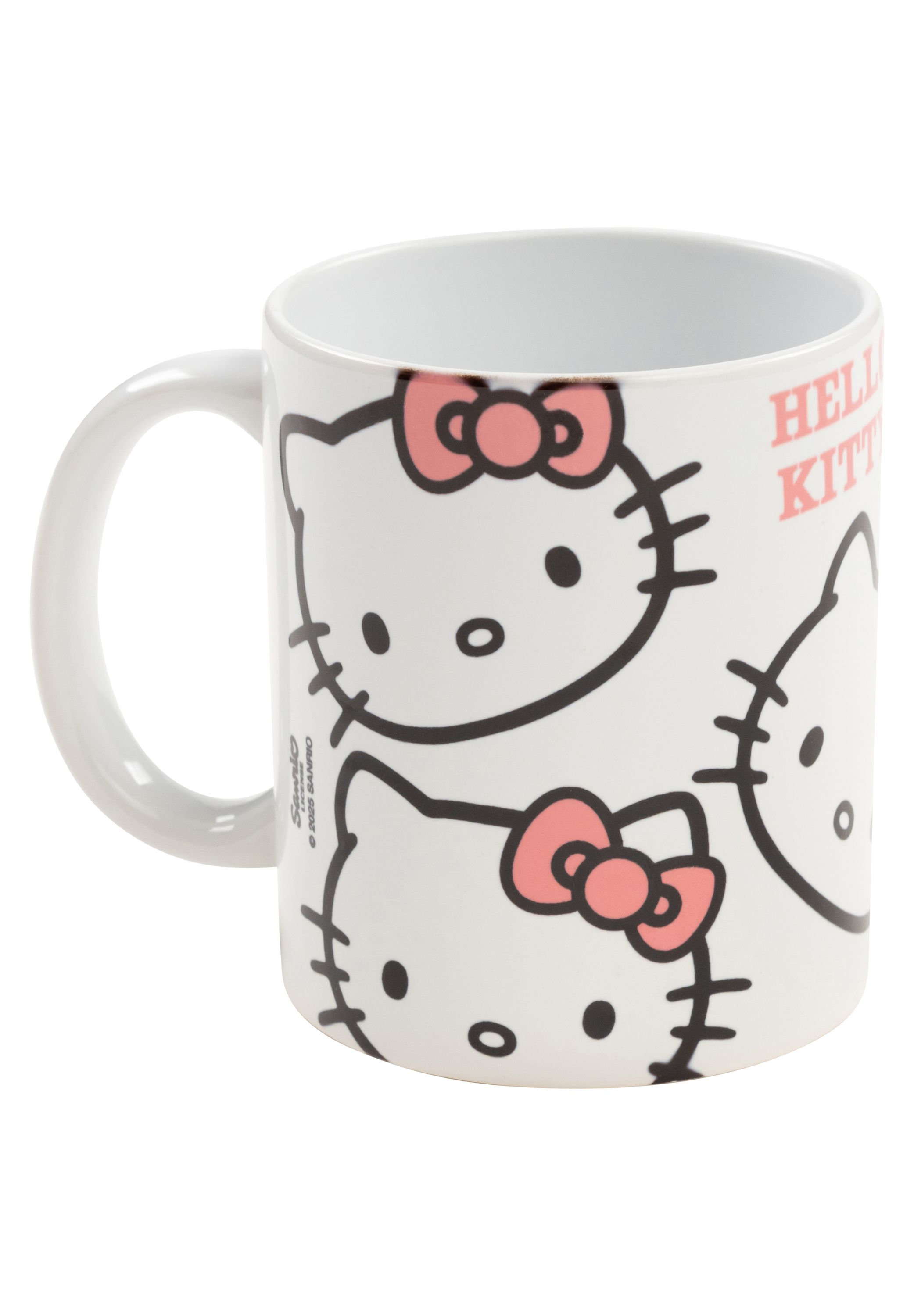 Eine weiße Tasse mit Hello Kitty-Gesichtern und rosa Schleifen aufgedruckt, die Tasse hat einen Henkel.