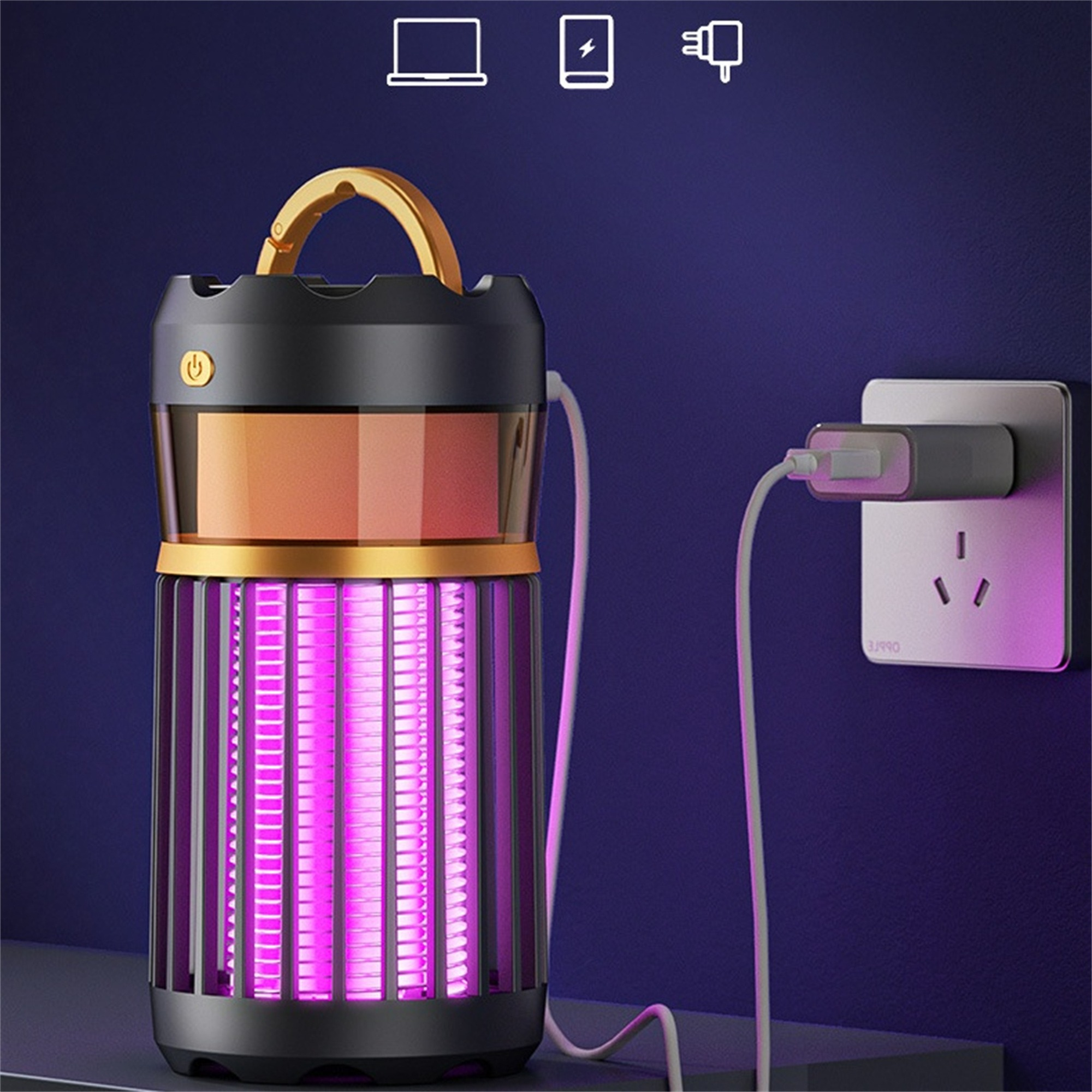 Schwarzer und goldfarbener elektrischer Moskitokiller mit einem Ladekabel, das in eine Steckdose gesteckt ist.