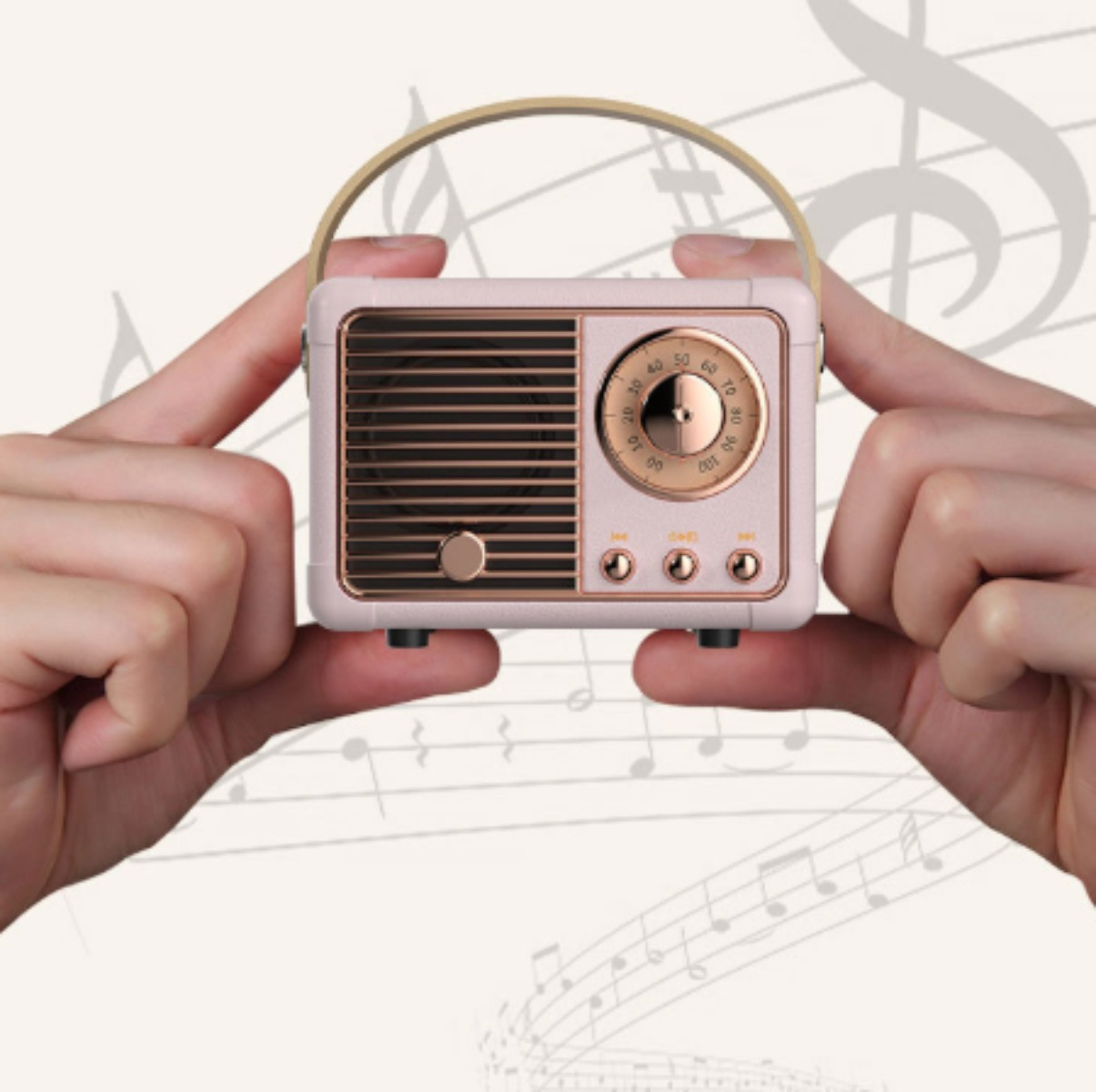 Hände halten ein rosa Retro-Radio vor einem Hintergrund aus Noten.