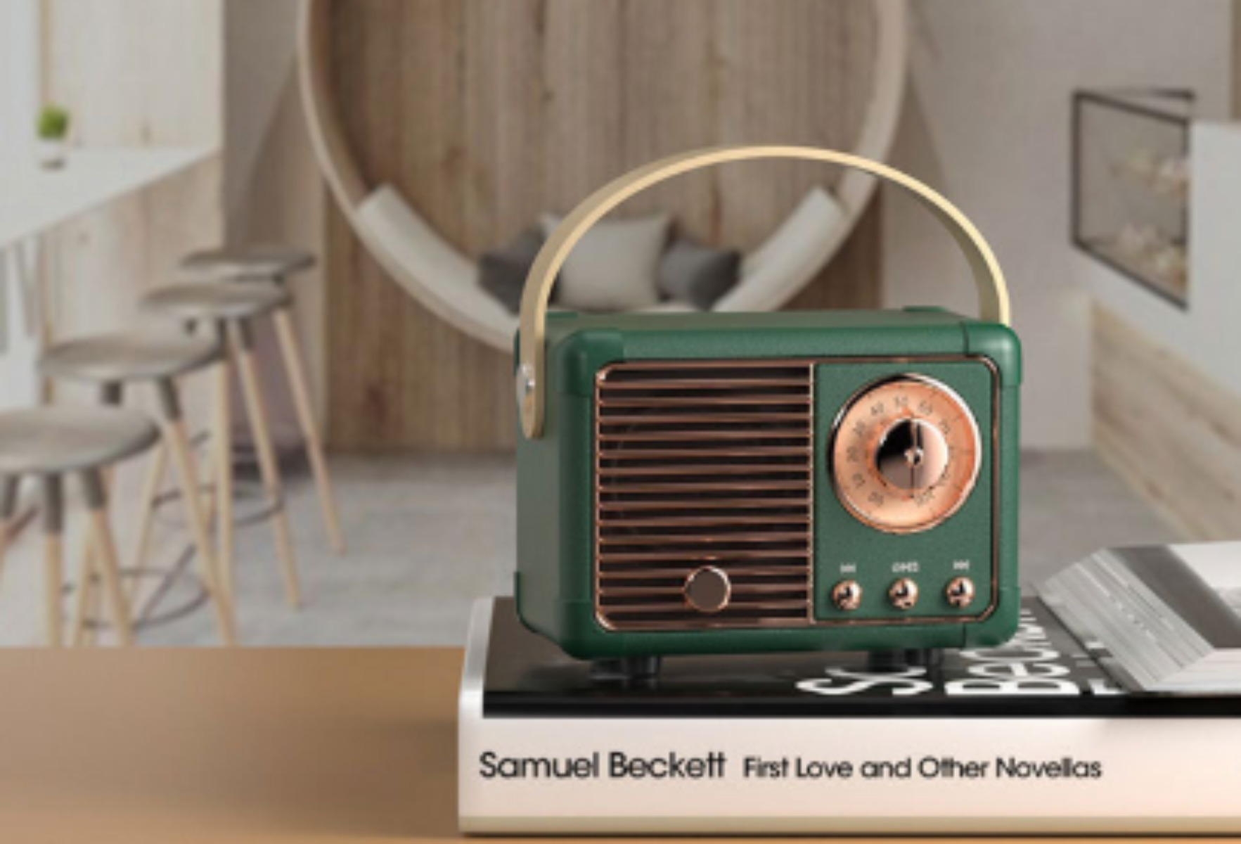 Ein grünes Retro-Radio mit Holzgriff auf einem Buch und Tisch, mit Café-Hintergrund.