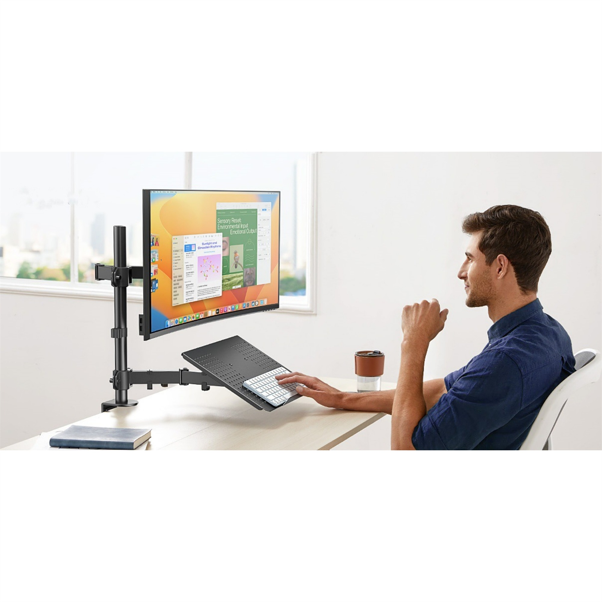 Ein Mann sitzt an einem Schreibtisch mit Monitor, Tastatur und Kaffeetasse. Weißer Hintergrund.