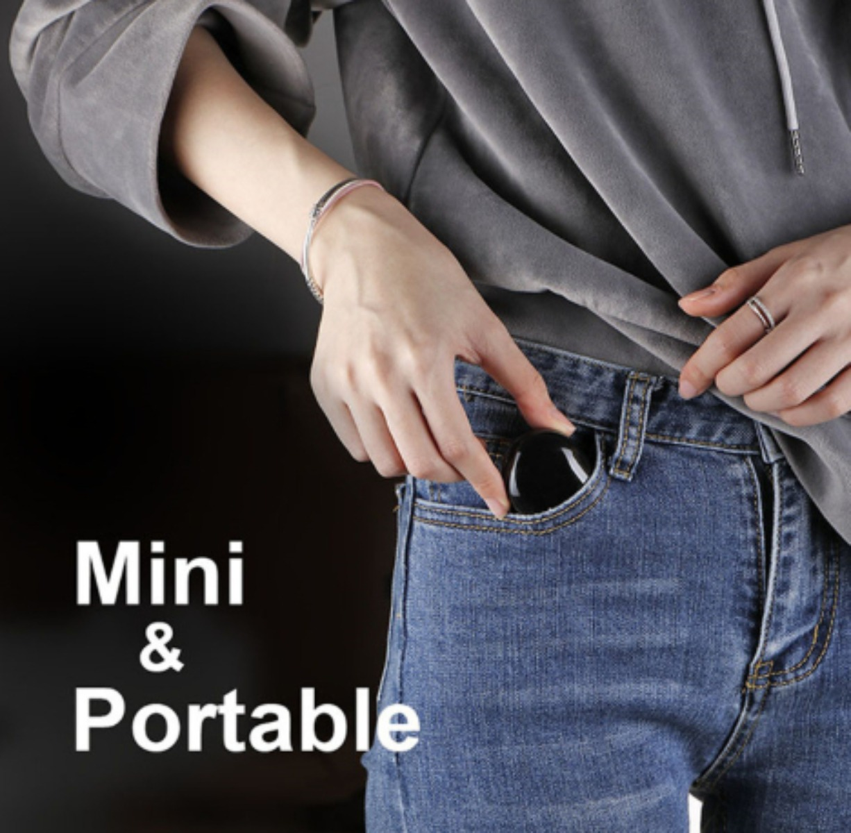 Eine Hand steckt ein schwarzes Objekt in eine Tasche einer Jeans. Der Text 'Mini & Portable' ist sichtbar.