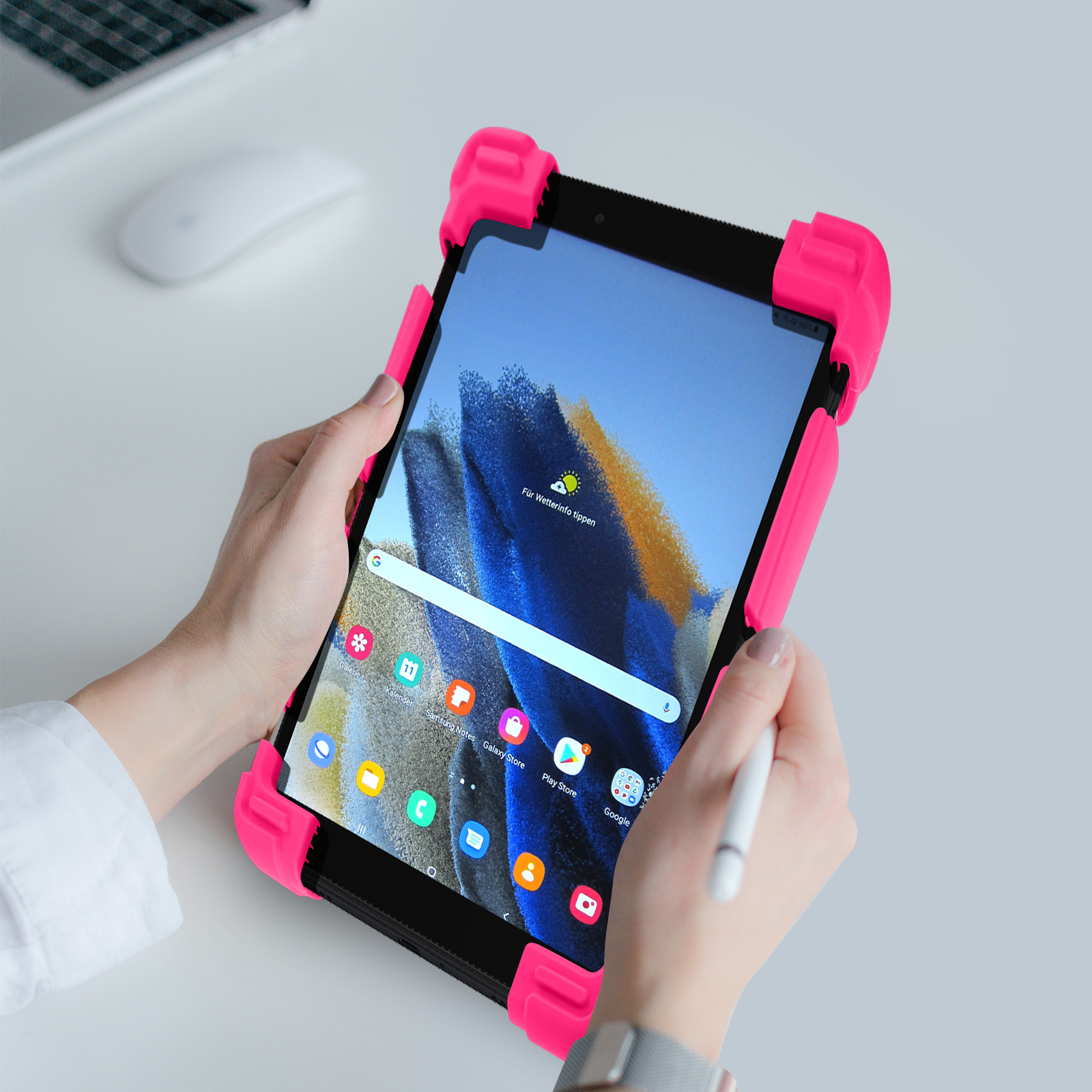 Mani che tengono un tablet in una custodia rosa. Lo schermo mostra un'app con icone.