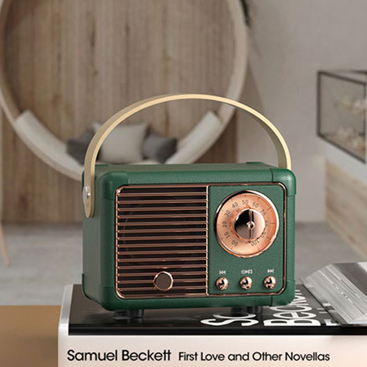 Grünes Radio im Retro-Stil mit goldenem Griff und Details, auf einem Buch stehend. Der Hintergrund ist ein Raum.