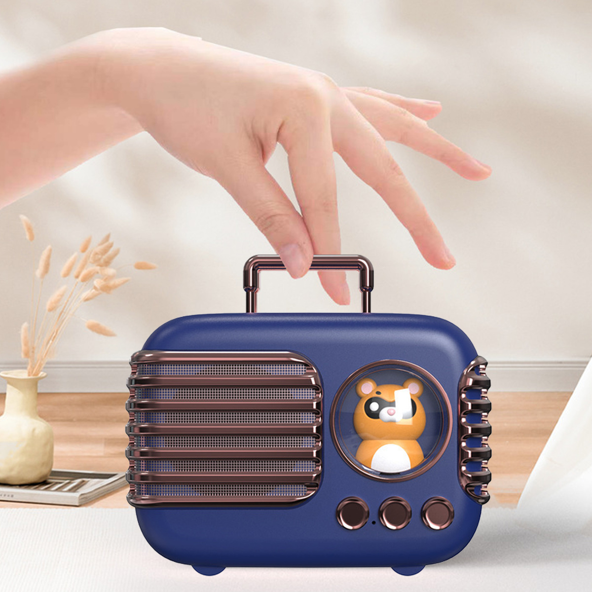 Ein blaues Radio im Retro-Stil mit einer Zeichentierfigur auf der Vorderseite, gehalten von einer Hand.