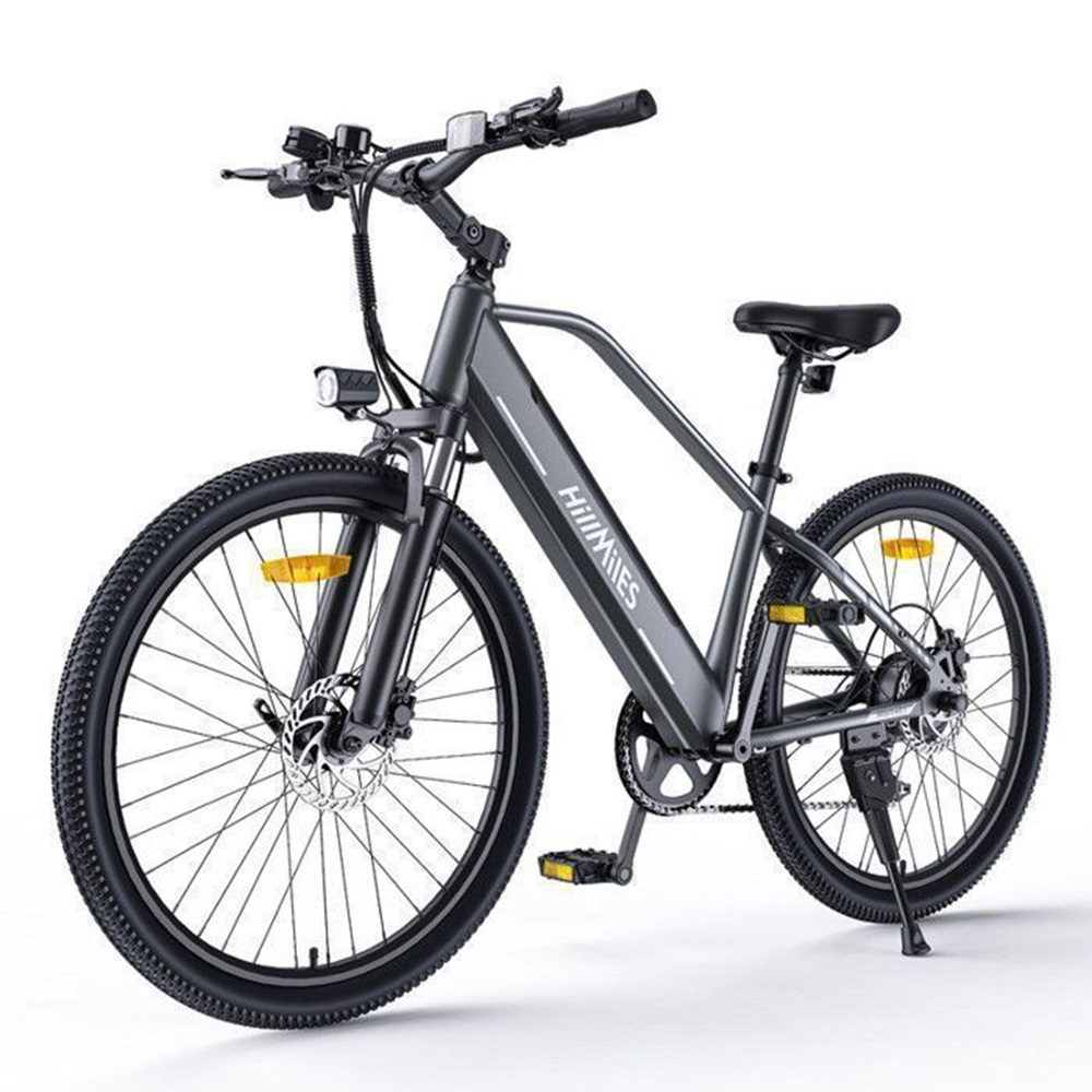 Ein graues Elektrofahrrad auf weißem Hintergrund. Es hat schwarze Reifen und einen sichtbaren Motor.