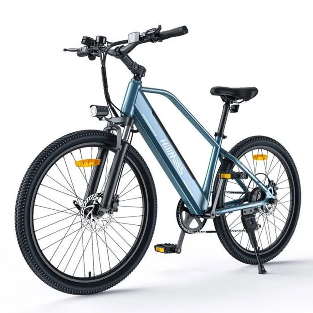 Ein blaues Elektrofahrrad mit schwarzen Reifen und Komponenten vor weißem Hintergrund.