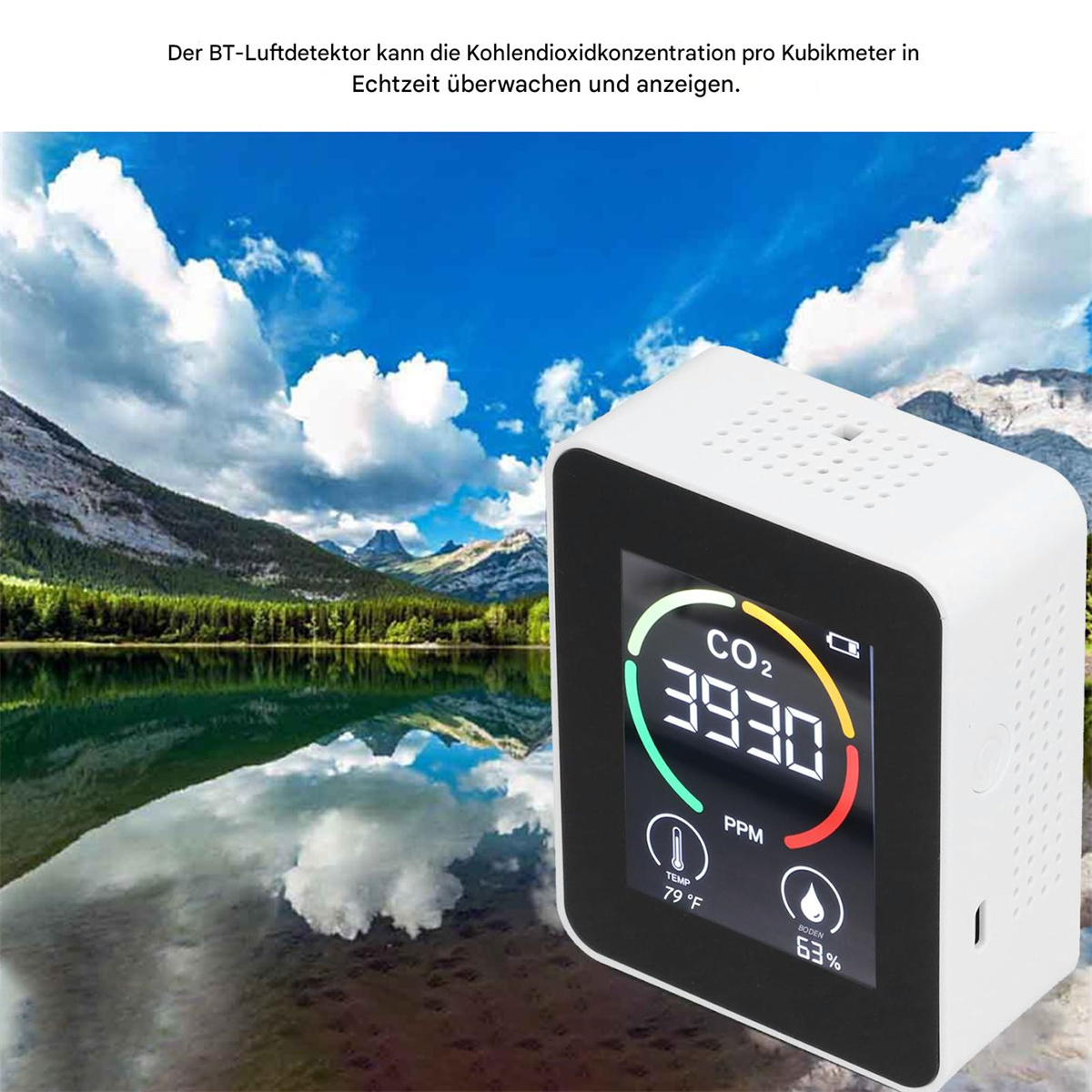 Ein weiß-schwarzer CO2-Detektor mit Messwert vor Himmel- und Wasserhintergrund.