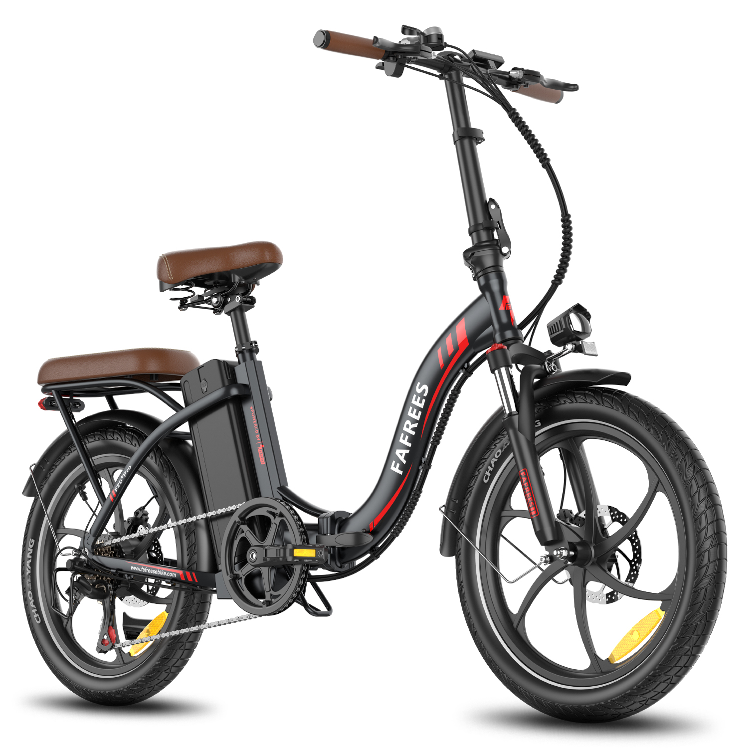 Ein schwarz-rotes, zusammenklappbares Elektrofahrrad mit braunem Sitz und Lenker, auf weißem Hintergrund.