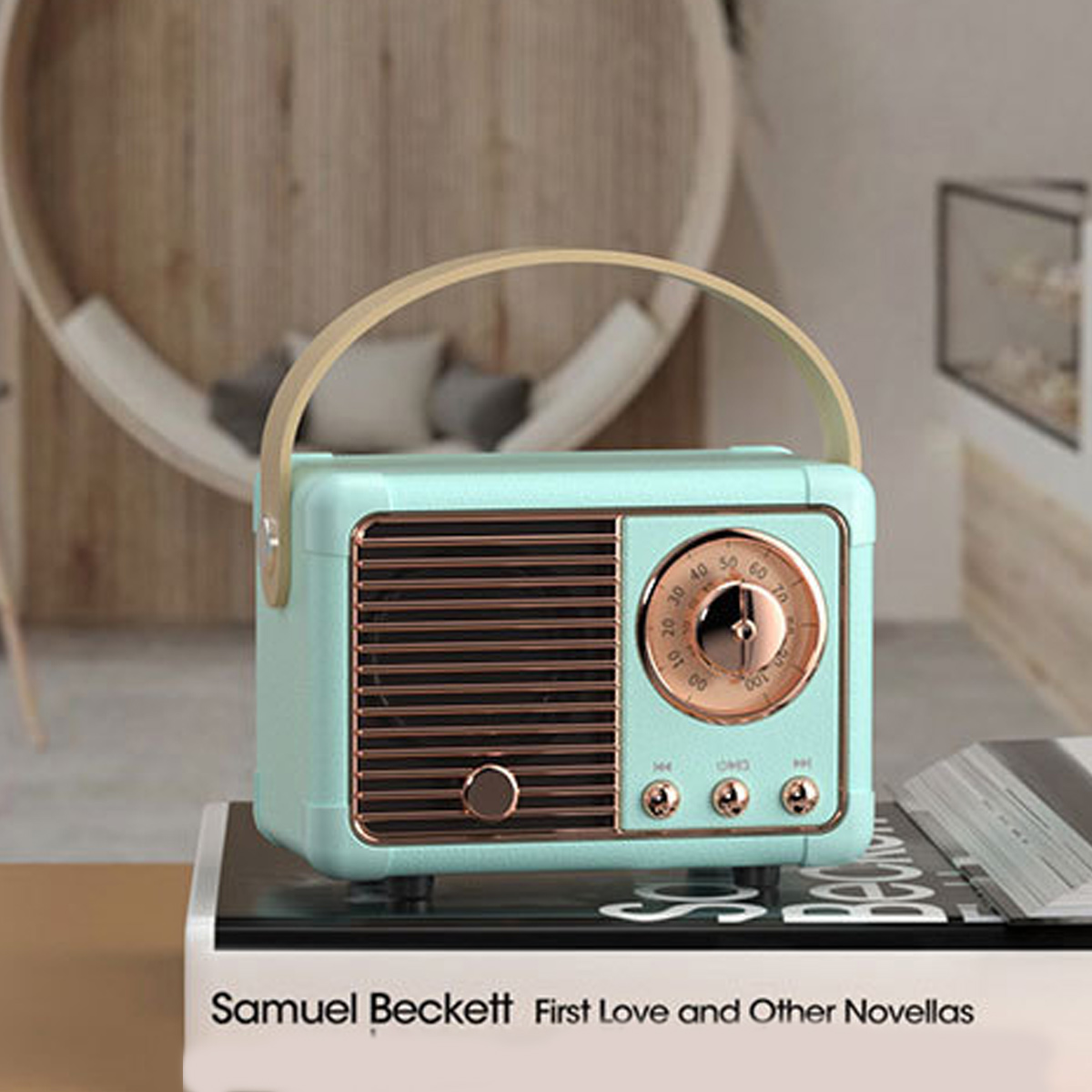 Blaues Radio im Retro-Stil mit Holzgriff. Auf einem Buch platziert, mit hölzernem Hintergrund.