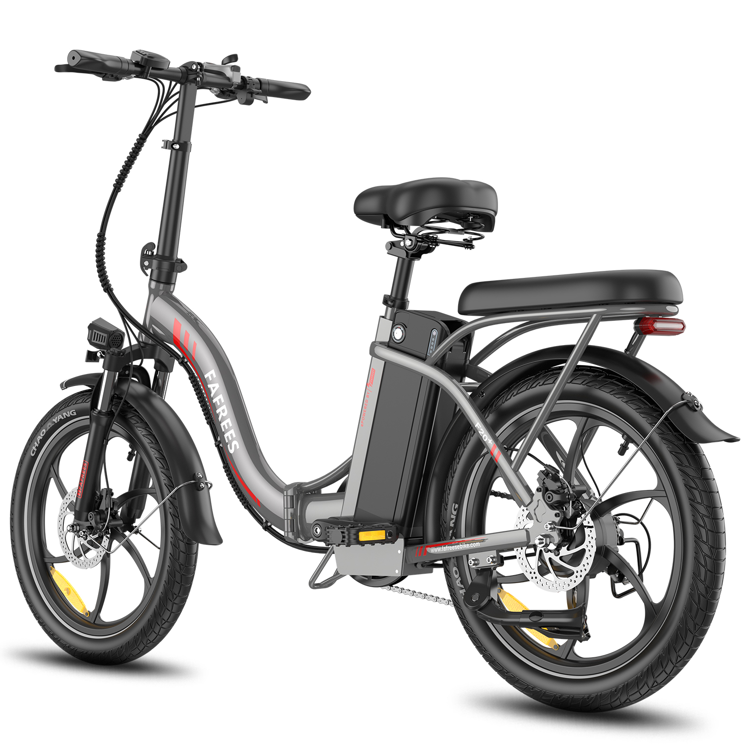 Ein graues Elektrofahrrad mit roten Akzenten. Es hat schwarze Reifen und einen schwarzen Sitz. Der Hintergrund ist weiß.