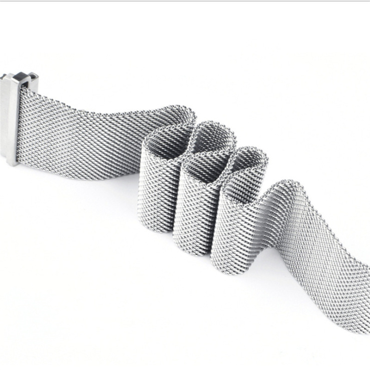Silbernes Mesh-Uhrenarmband-Segment, auf weißem Hintergrund dargestellt. Das Band ist wellenförmig gefaltet.