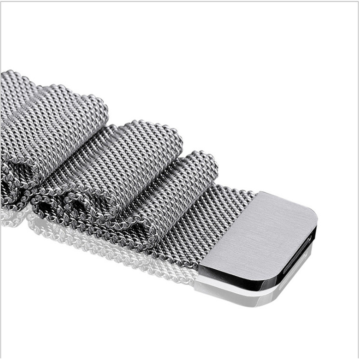 Nahaufnahme eines silbernen Uhrenarmbands. Das Band besteht aus gewebtem Mesh-Material und hat einen Verschluss.