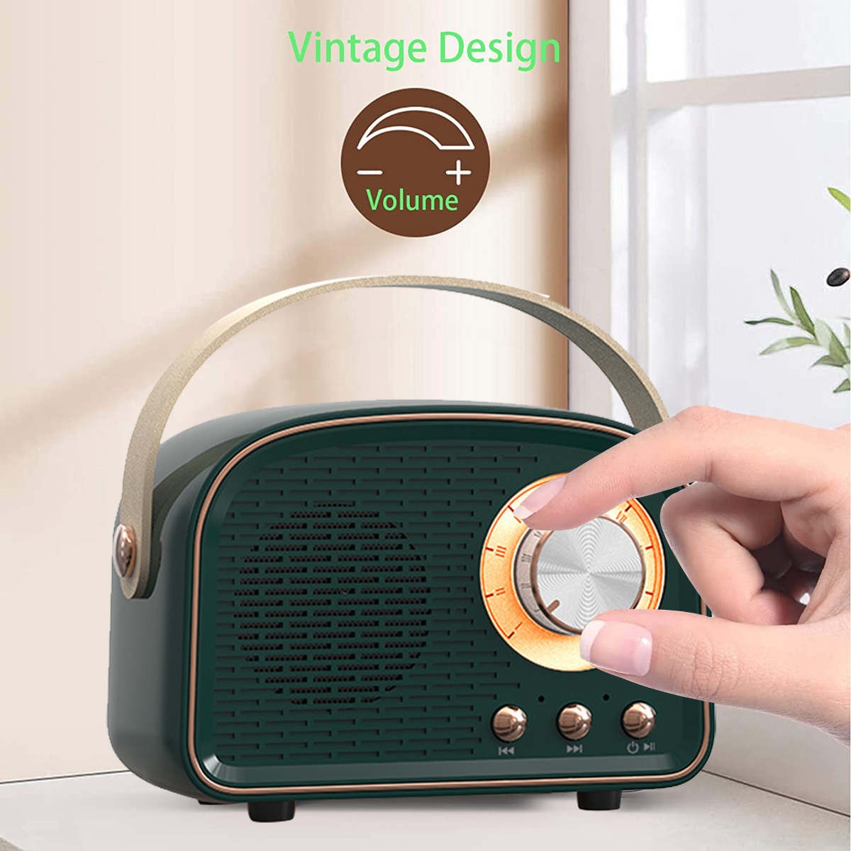 Grünes Vintage-Radio mit Hand, die Lautstärkeregler dreht. Es hat einen Griff und goldene Akzente.