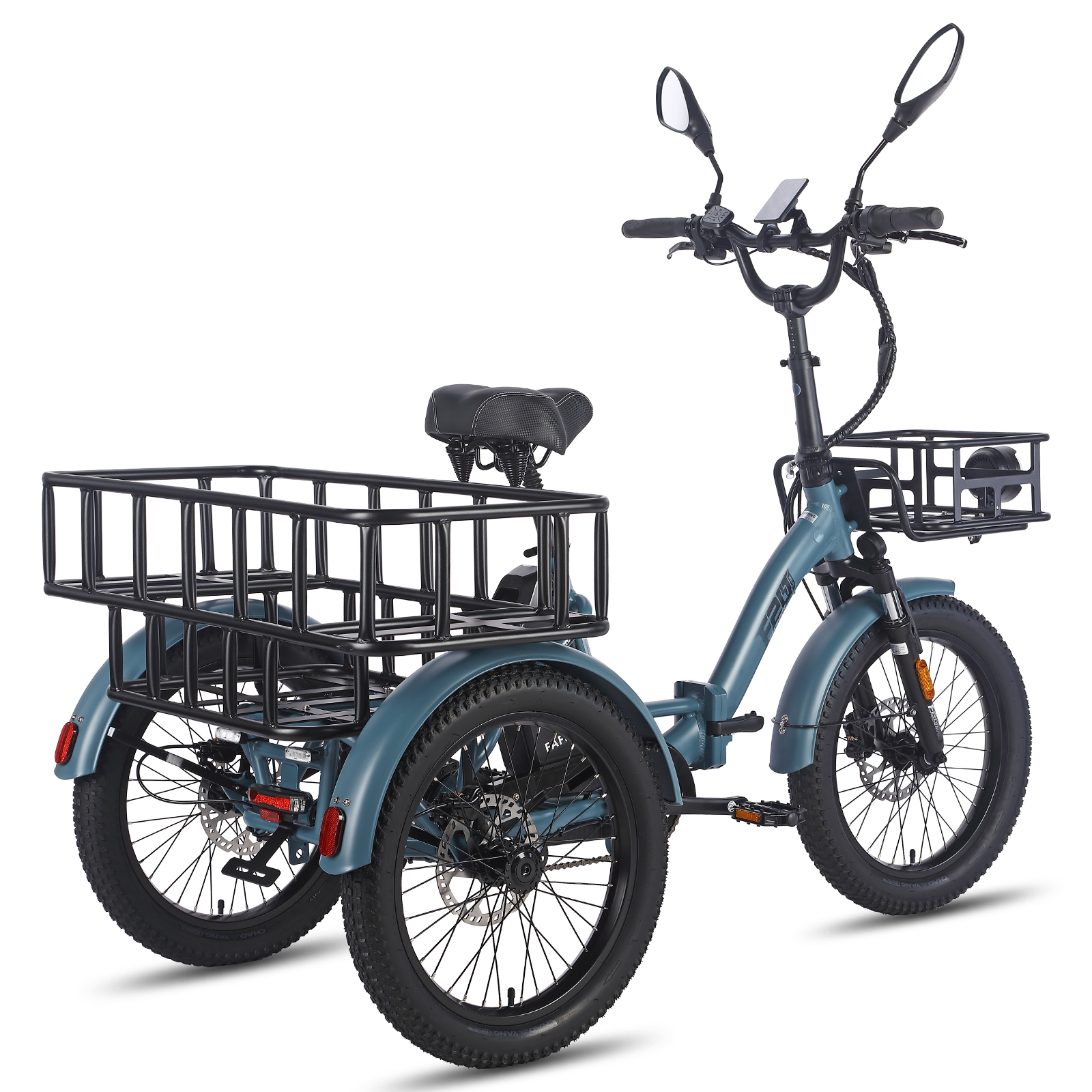 Un triciclo elettrico blu e grigio. Ha un grande cestino portaoggetti sul retro e uno piccolo davanti.