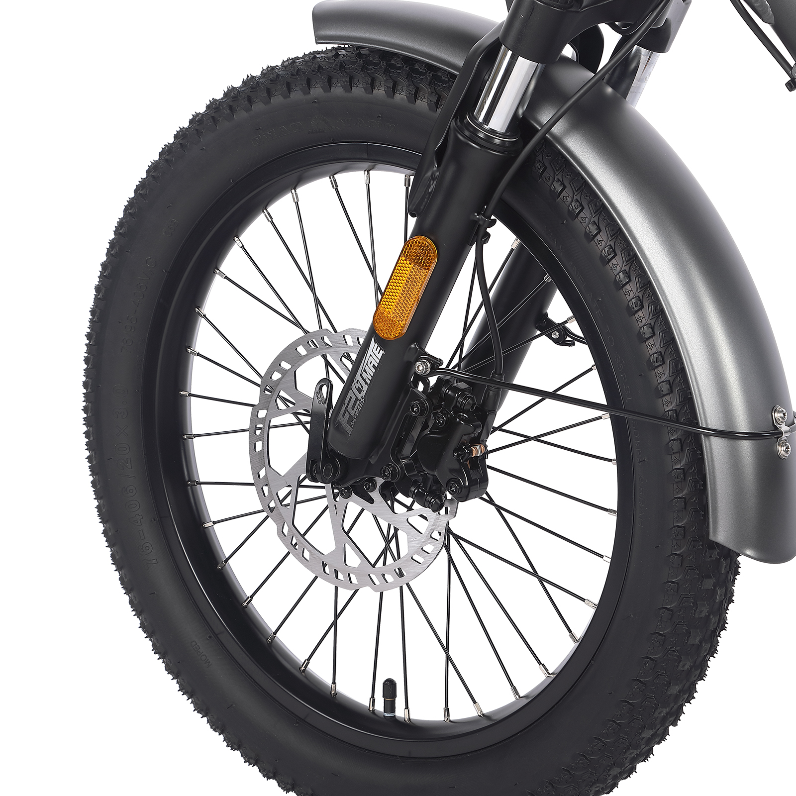Primo piano di una ruota di bicicletta. Il pneumatico è spesso e nero. La ruota ha raggi e un freno a disco.
