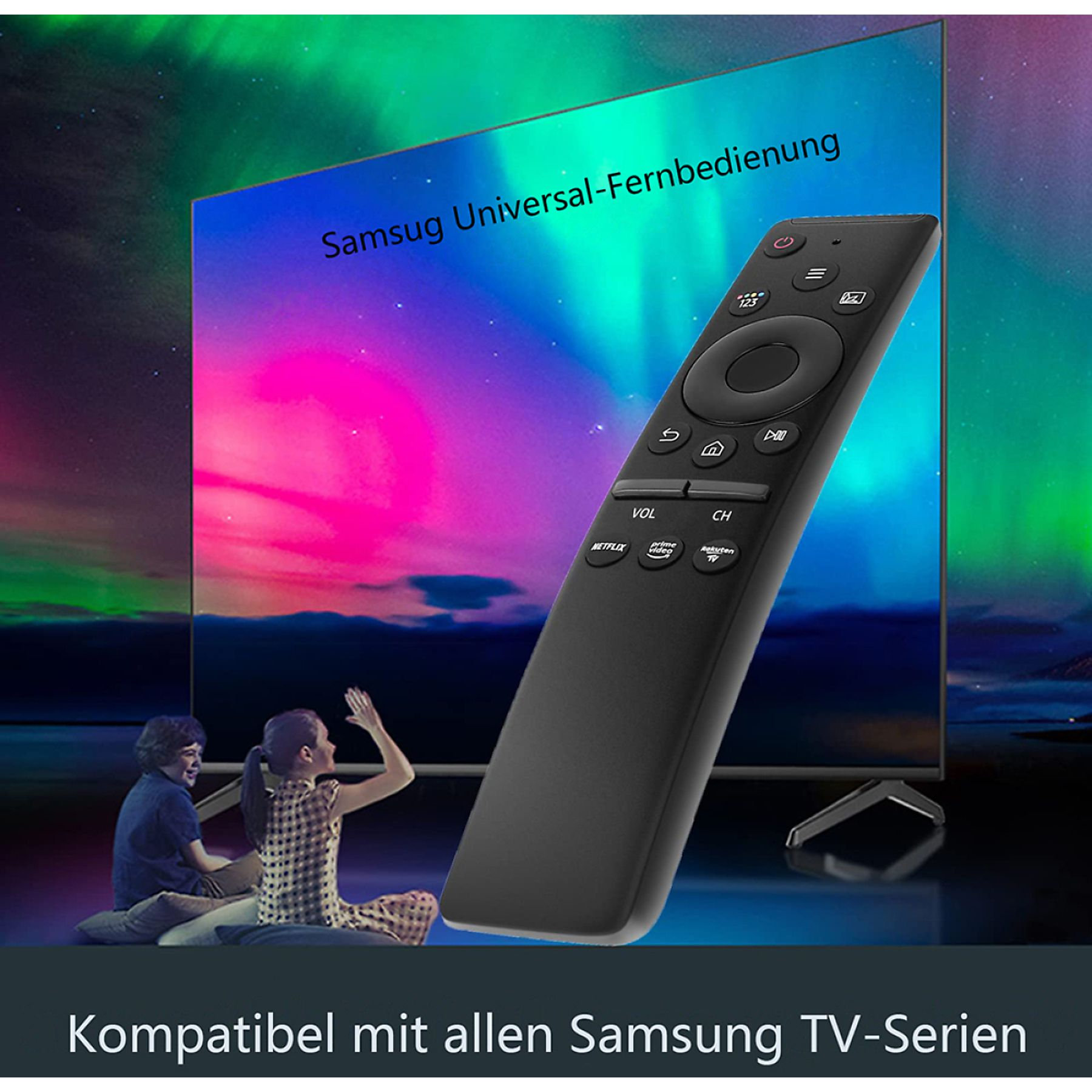 Eine schwarze Fernbedienung vor einem Fernseher mit farbenfrohen Polarlichtern. Zwei Personen schauen auf den Fernseher.