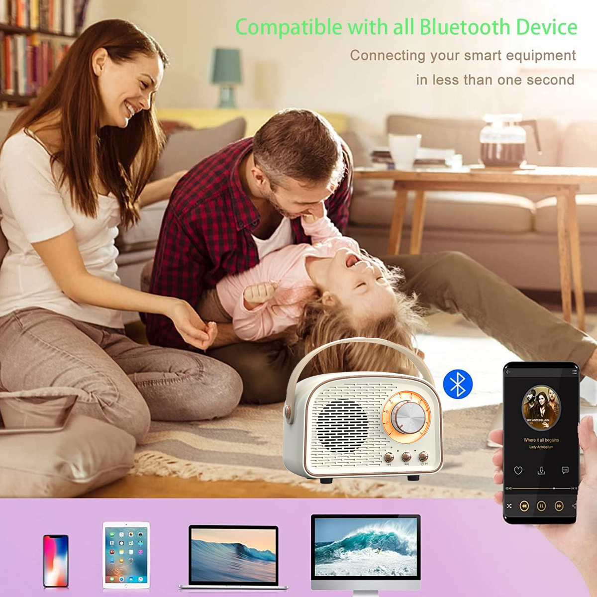 Eine Familie ist in einem Wohnzimmer mit einem Bluetooth-Lautsprecher. Ein Telefon zeigt die Musik an.
