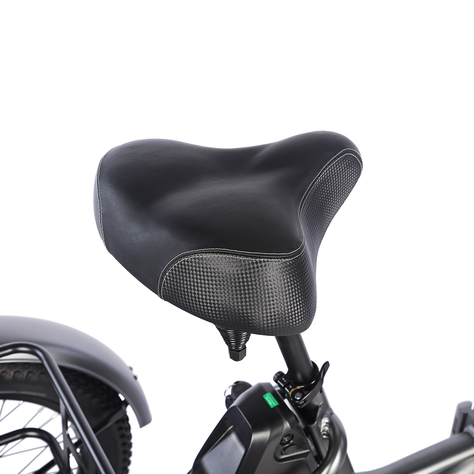 Ein schwarzer Fahrradsattel mit weißen Nähten, vor weißem Hintergrund.