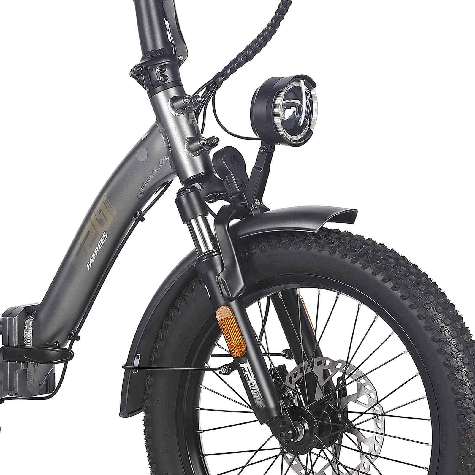 Vista frontale di una bici elettrica grigia. Faro, parafango anteriore e forcella visibili.