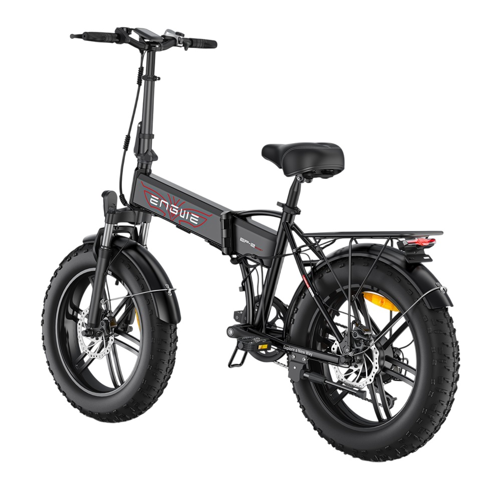 Ein schwarzes Elektrofahrrad mit dicken Reifen. Es hat einen Motor, eine Batterie und einen Heckträger.