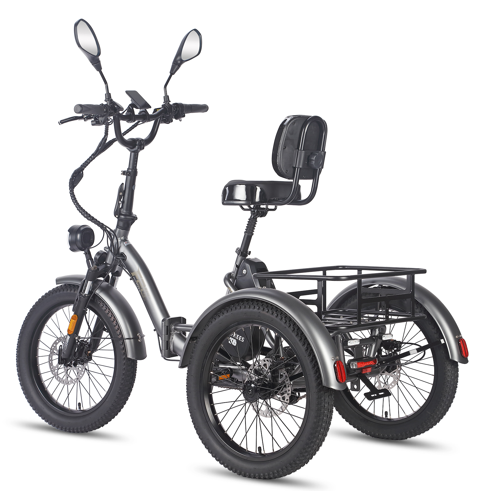 Triciclo elettrico grigio con tre ruote, un sedile e un cestino. Ha specchietti e luci.