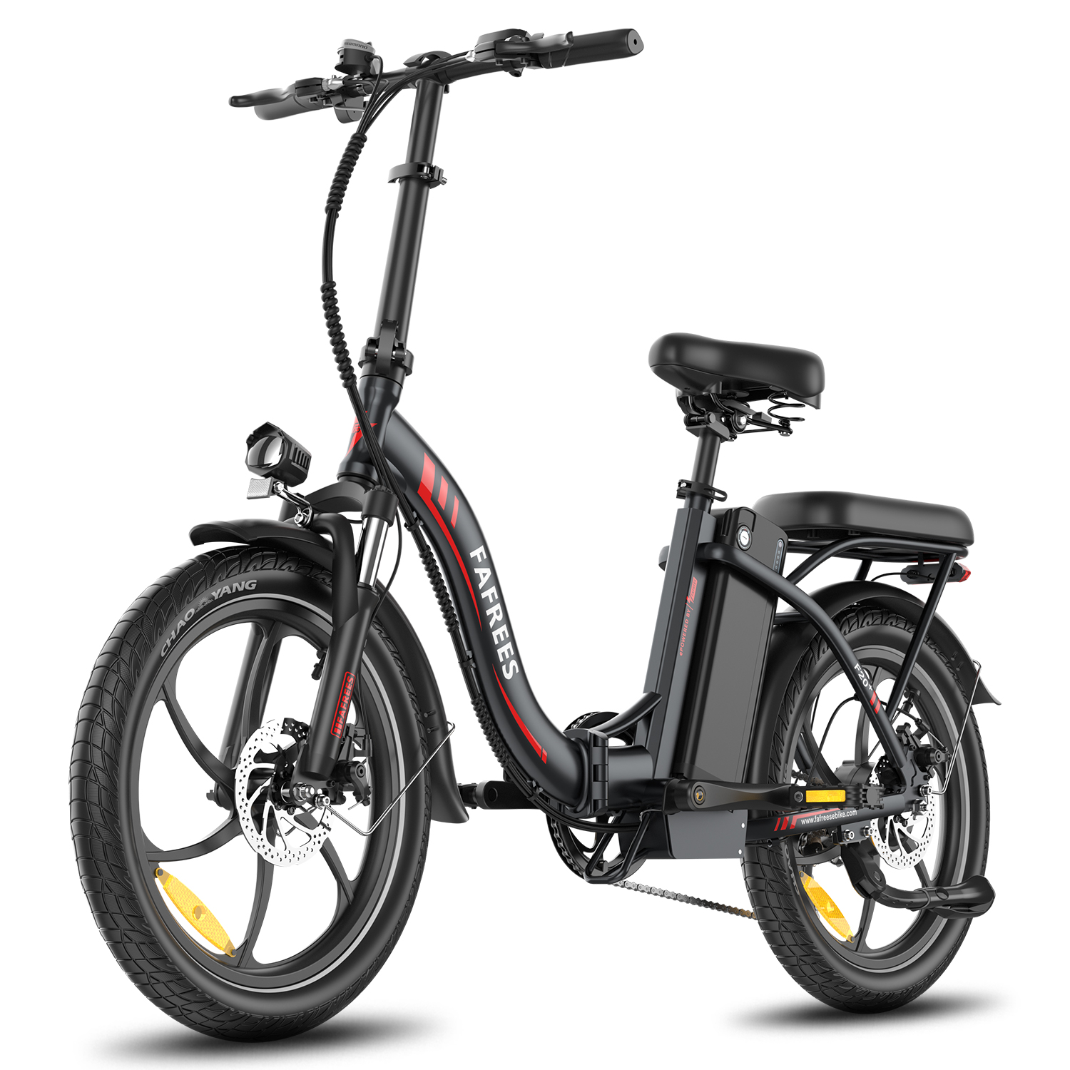 Schwarzes und rotes Elektrofahrrad. Es wird von der Seite auf weißem Hintergrund betrachtet.