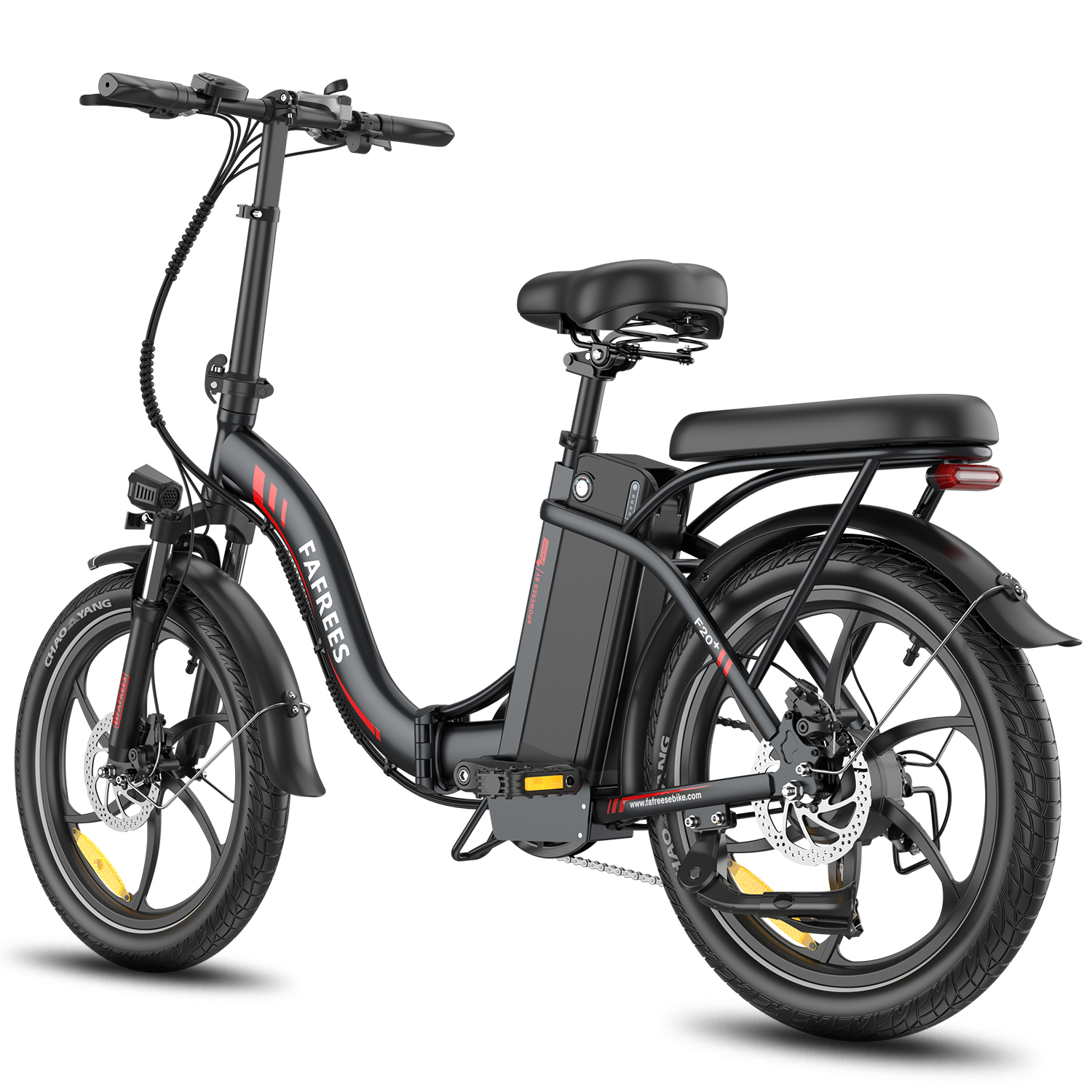 Schwarz-rotes Elektrofahrrad auf weißem Grund, nach rechts. Es hat einen schwarzen Sitz.