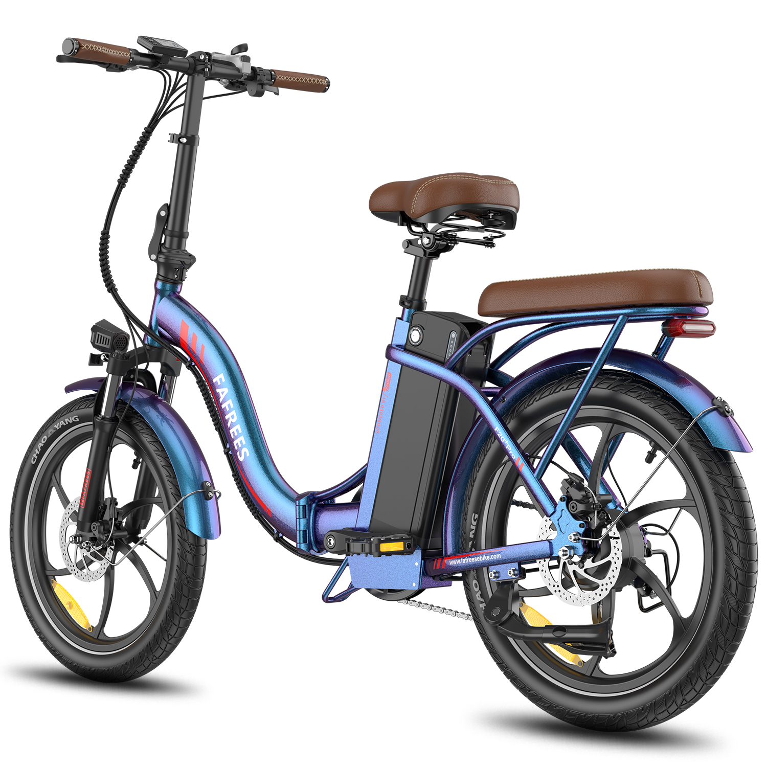 Ein blau-violettes Elektrofahrrad mit braunem Sitz und Griffen, schwarzen Reifen und einem Gepäckträger.