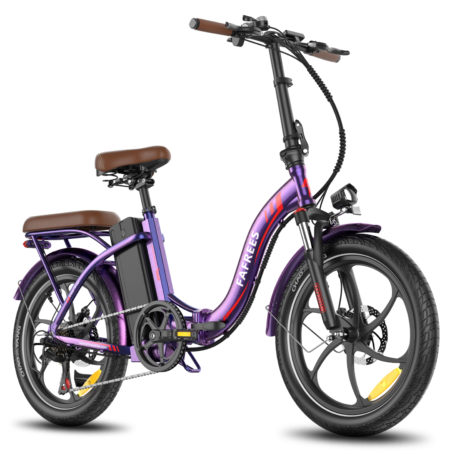 Ein lila zusammenklappbares Elektrofahrrad mit braunem Sitz und Lenker. Es hat die Marke FAFREES. Weißer Hintergrund.