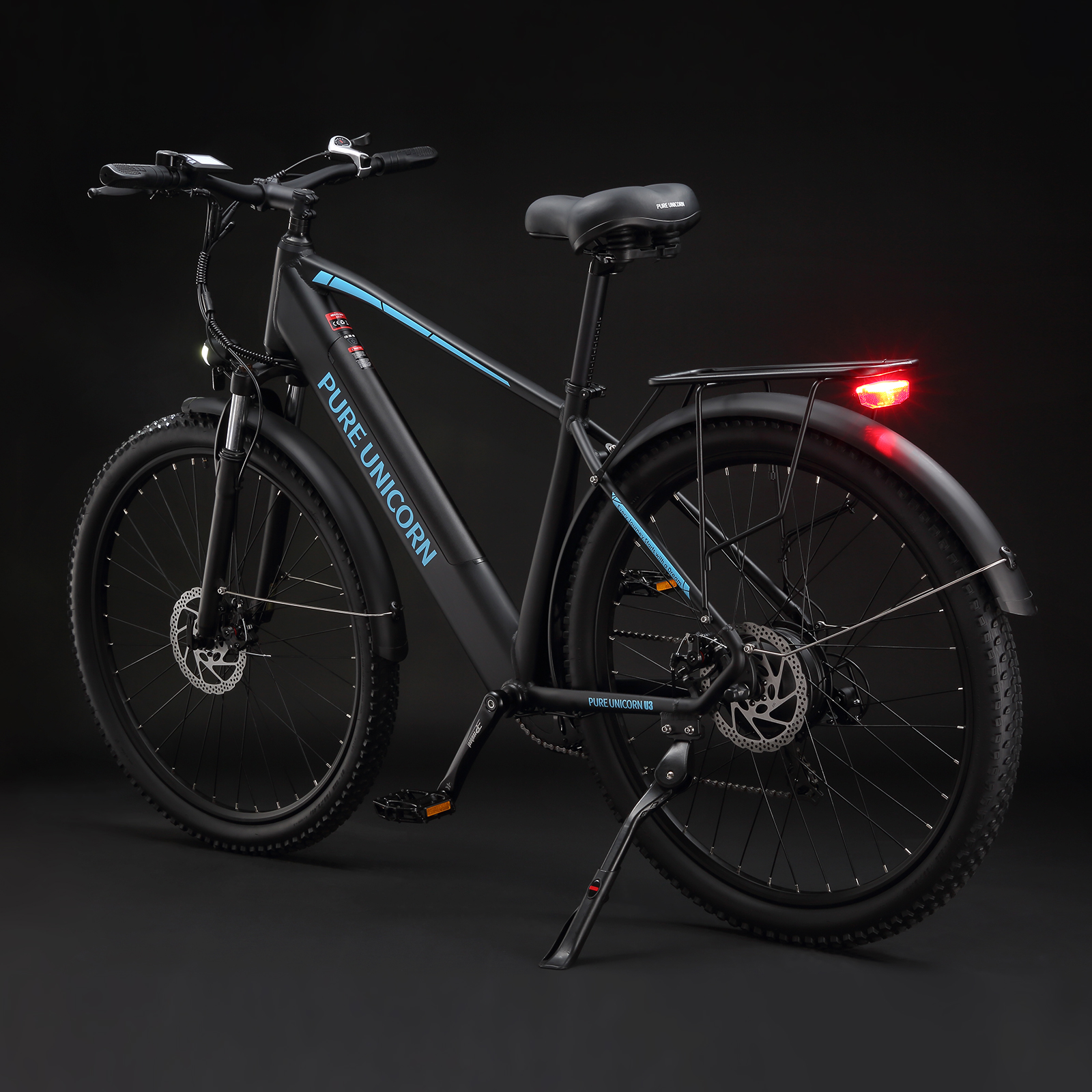 Czarny rower elektryczny z czerwonym światłem tylnym na czarnym tle.