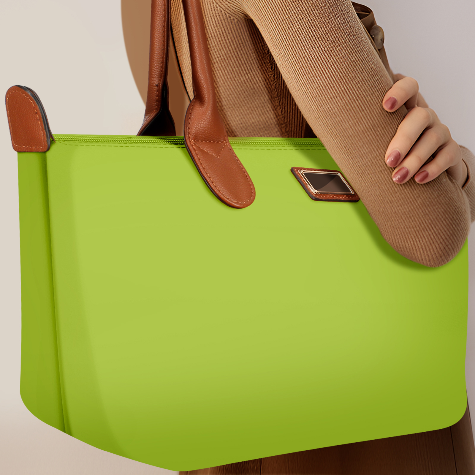 Una mujer sostiene una bolsa de mano verde lima con asas marrones.