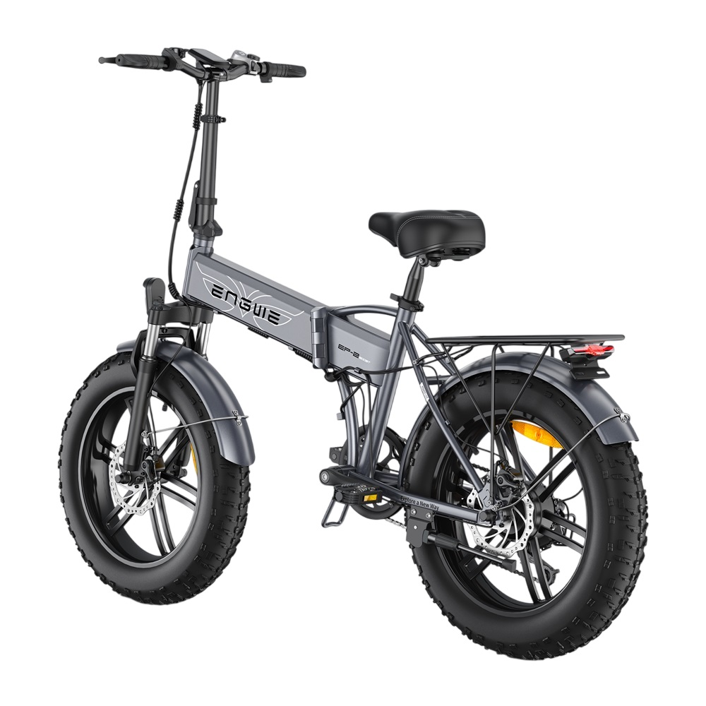 Ein graues klappbares E-Bike mit schwarzen Reifen, Gepäckträger und Sitz. Es ist auf weißem Hintergrund.
