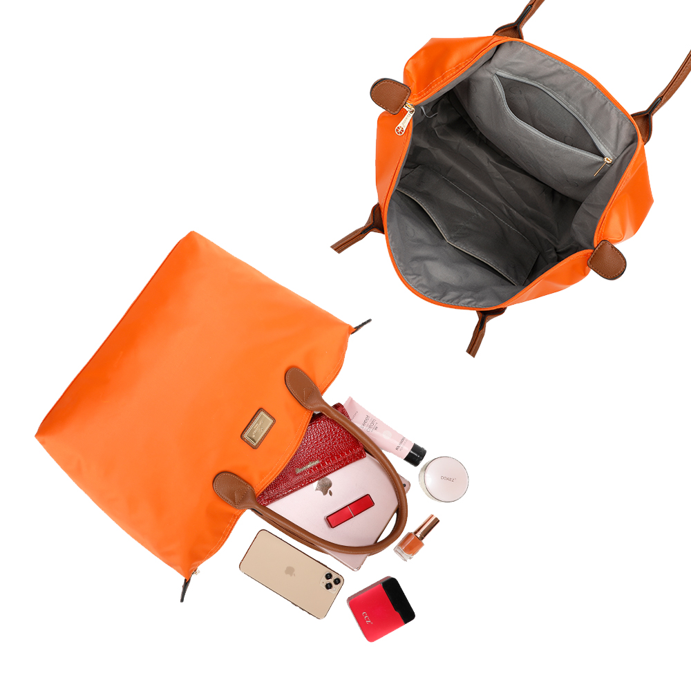 Orange Tragetasche geöffnet, Inhalt quillt heraus. Enthält eine Geldbörse, Telefon, Make-up und mehr.