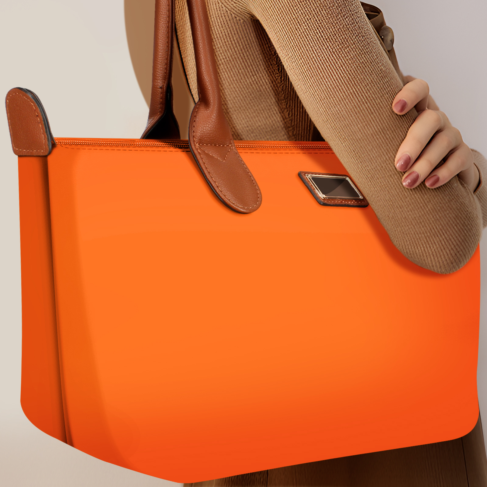 Frau hält eine orangefarbene Tragetasche mit braunen Henkeln. Beige Pullover wird getragen. Weißer Hintergrund.
