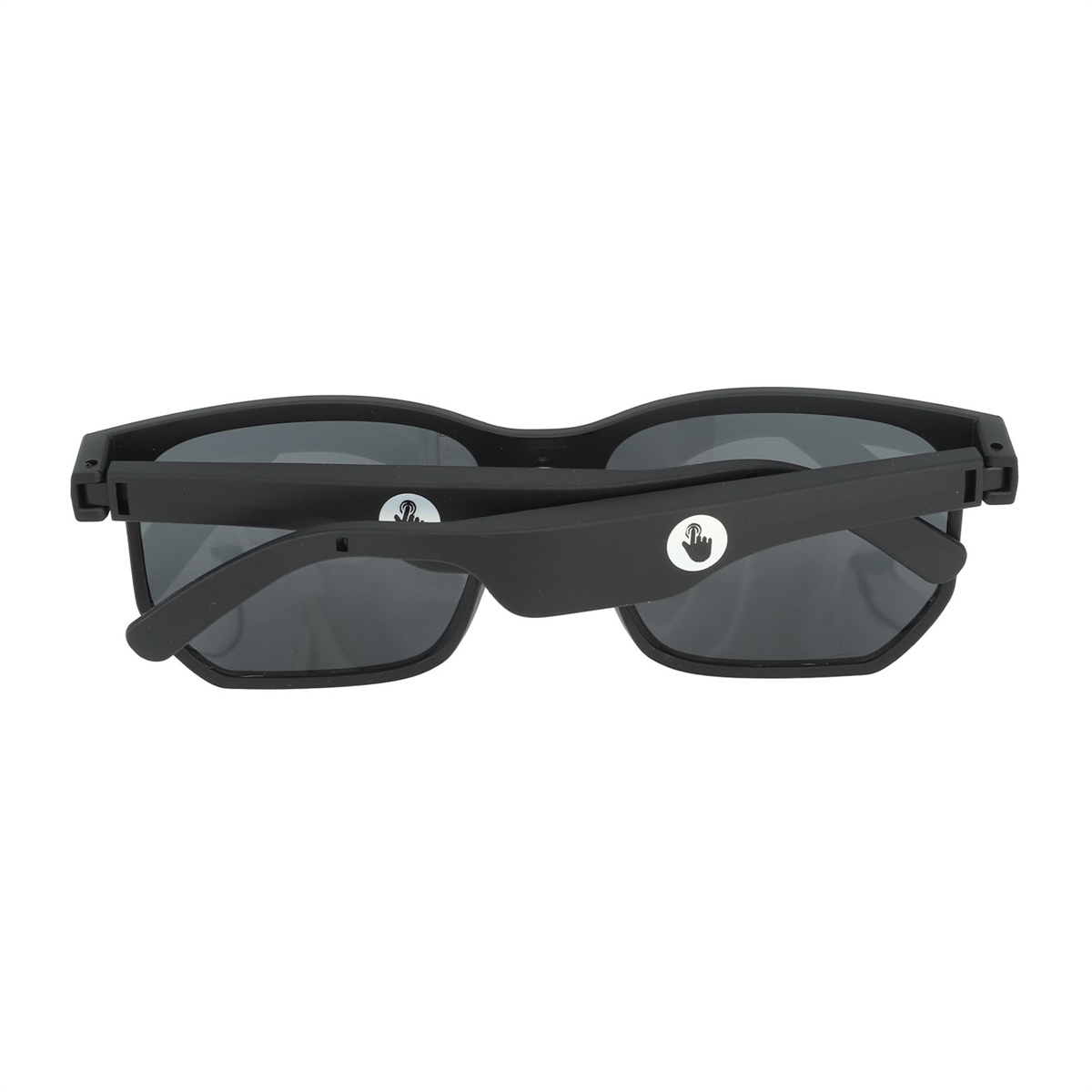 Schwarze Sonnenbrille, zusammengeklappt, mit dunklen Gläsern. Rückansicht, weißer Hintergrund.